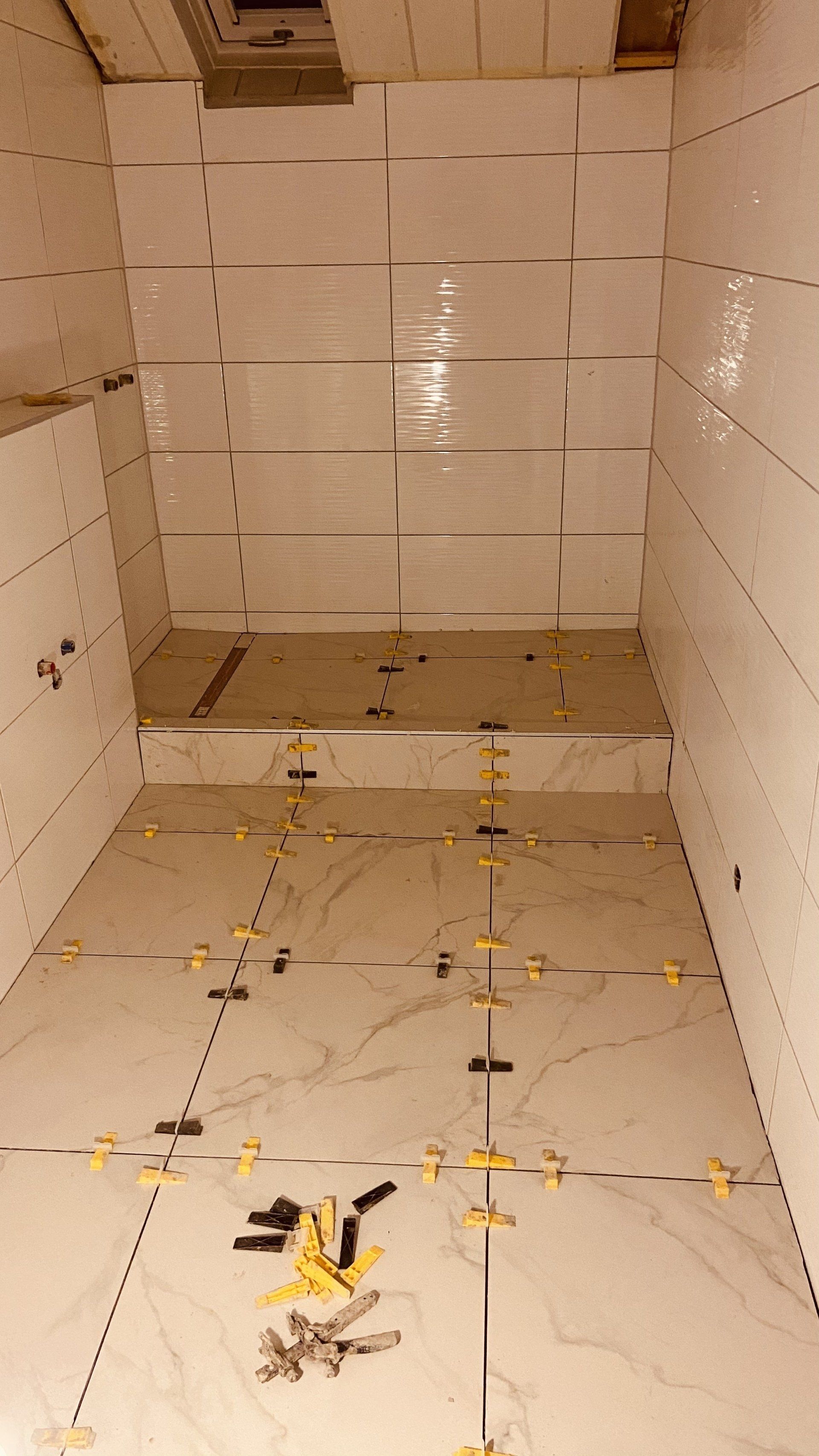 Wir bieten die komplette Sanierung Ihres Bades inklusive hochwertiger und moderner Materialien und sämtlicher Arbeitsstunden zu einem Festpreis von 9.500 Euro an. Dieses Angebot gilt für eine Raumgröße von 4m².