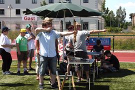 Oberbürgermeister Sven Mißbach beim Bogen schießen