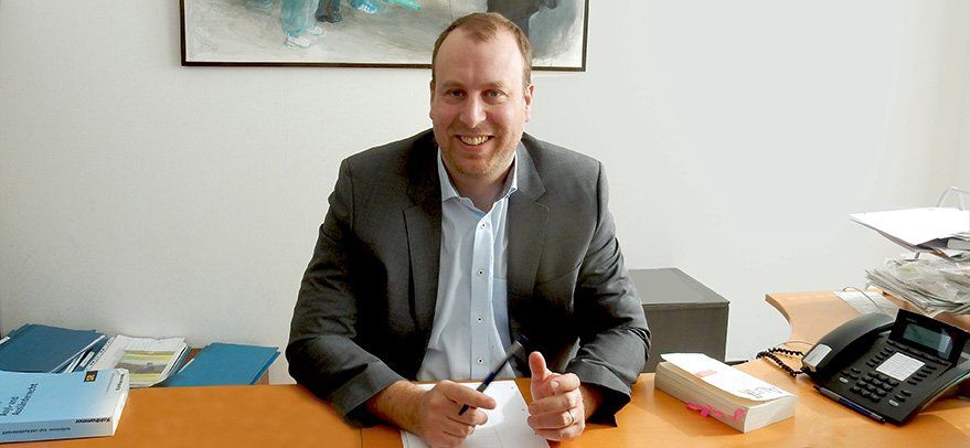 Felix Briesenick am Schreibtisch