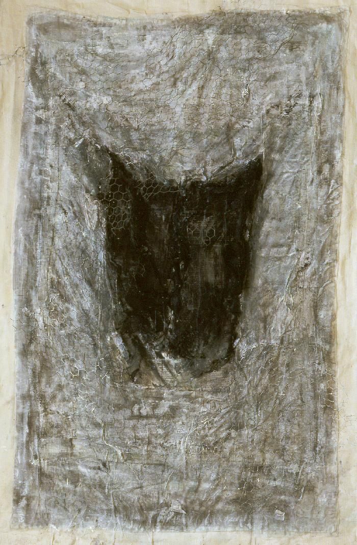 Le corps, reconstitué par l 'empreinte d’un buste de dos, s’imprime par l’encre sur de vieux rebuts de tissus déchirés. Puis en se dissolvant, ce corps inscrit l’ombre de ce qu’il fut, la trace éphemere de son passage et de son anéantissement et hésitant sur le seuil à franchir laisse le spectateur décider du choix de sa destinée.