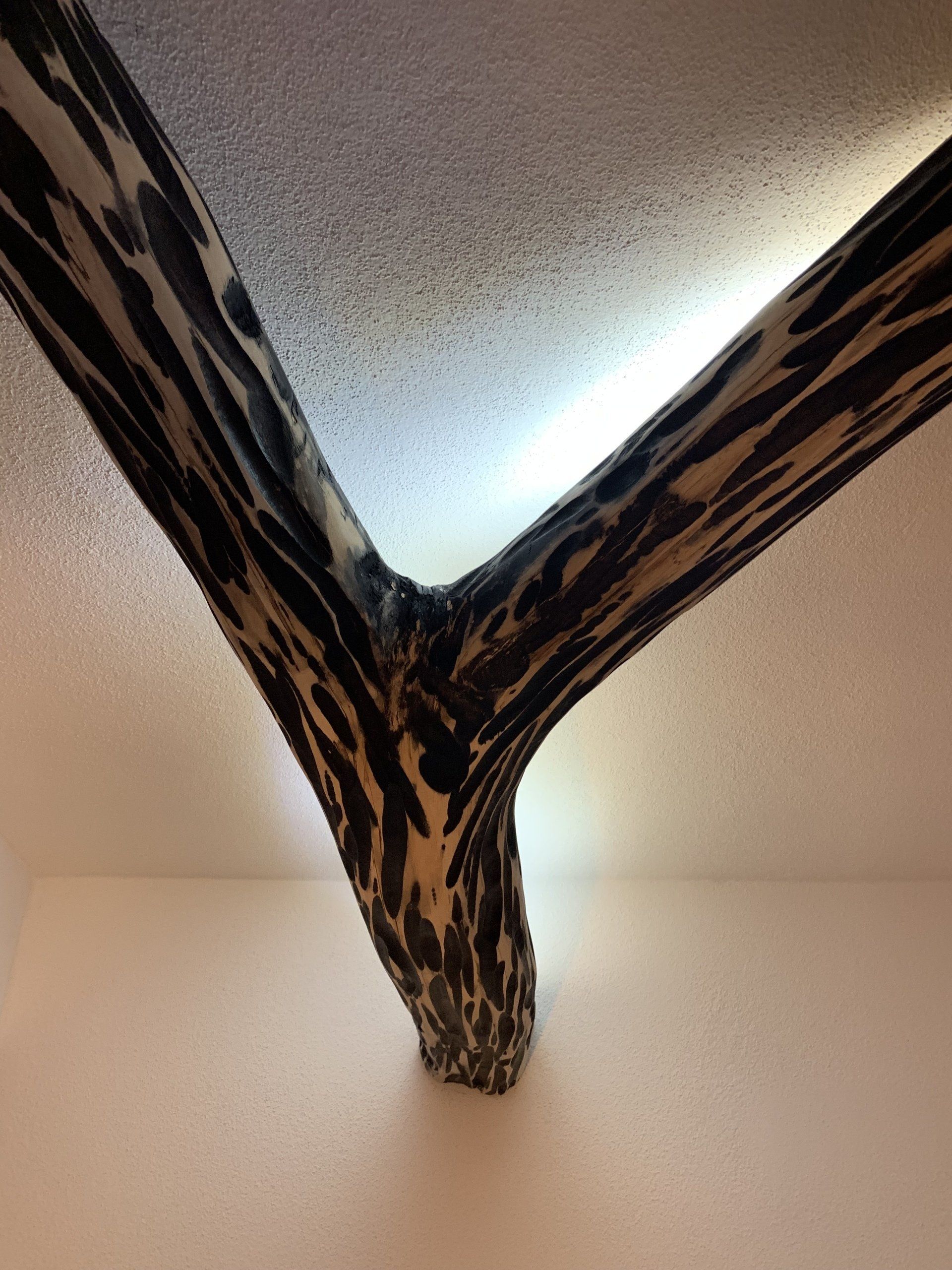 Kunstwerk aus Holz mit Lampe