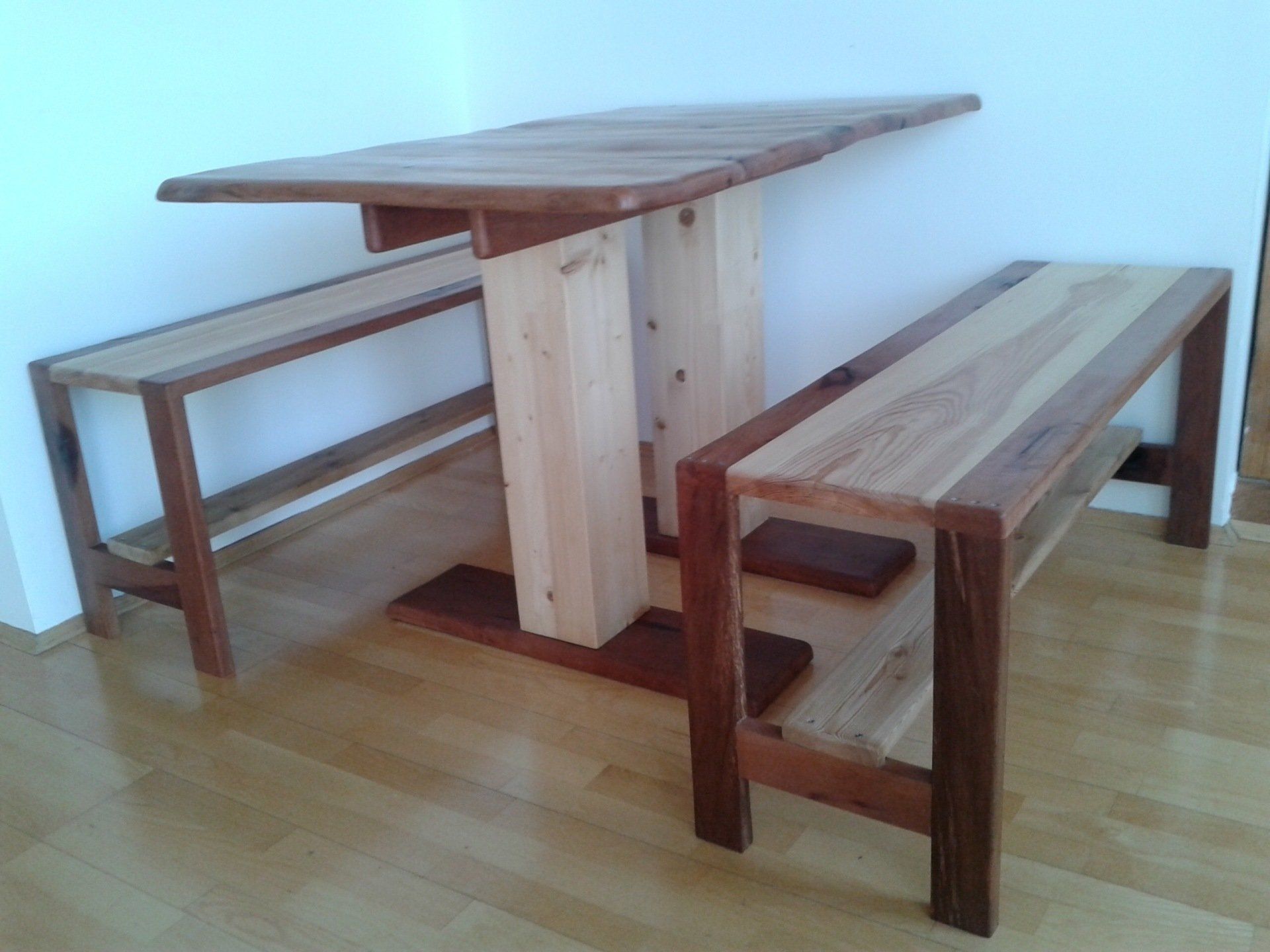 Holzsitzbank mit Massivholztisch