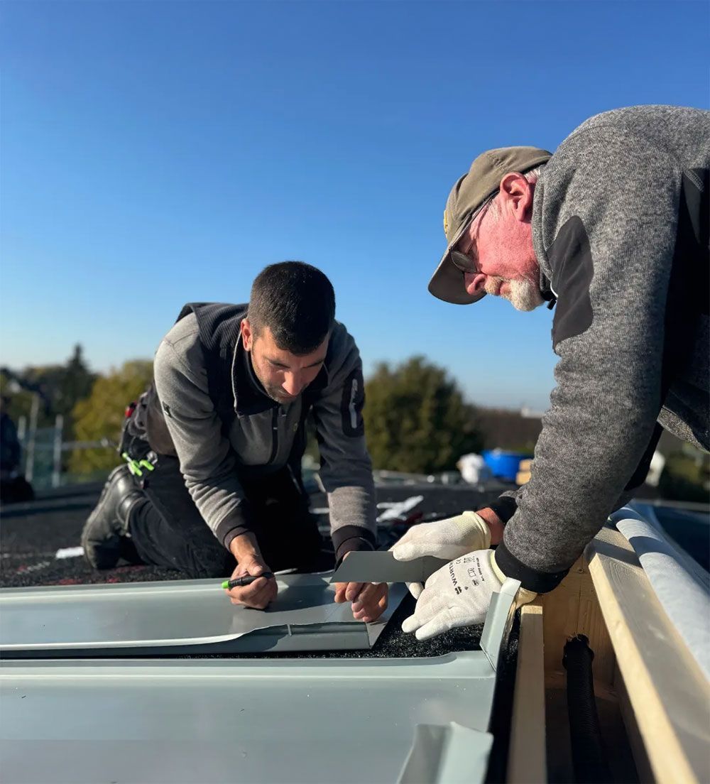 Zwei Arbeiter vom Grübbel Team auf einem Dach