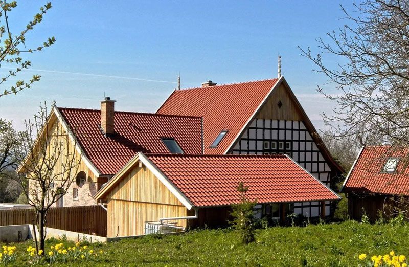 Rote Dächer von einem einem Anwesen