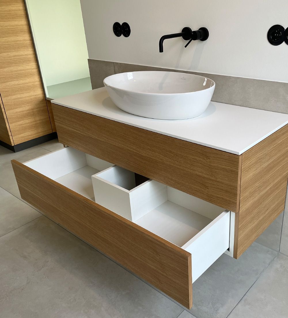 Ein Holzschrank mit Ablageflächen