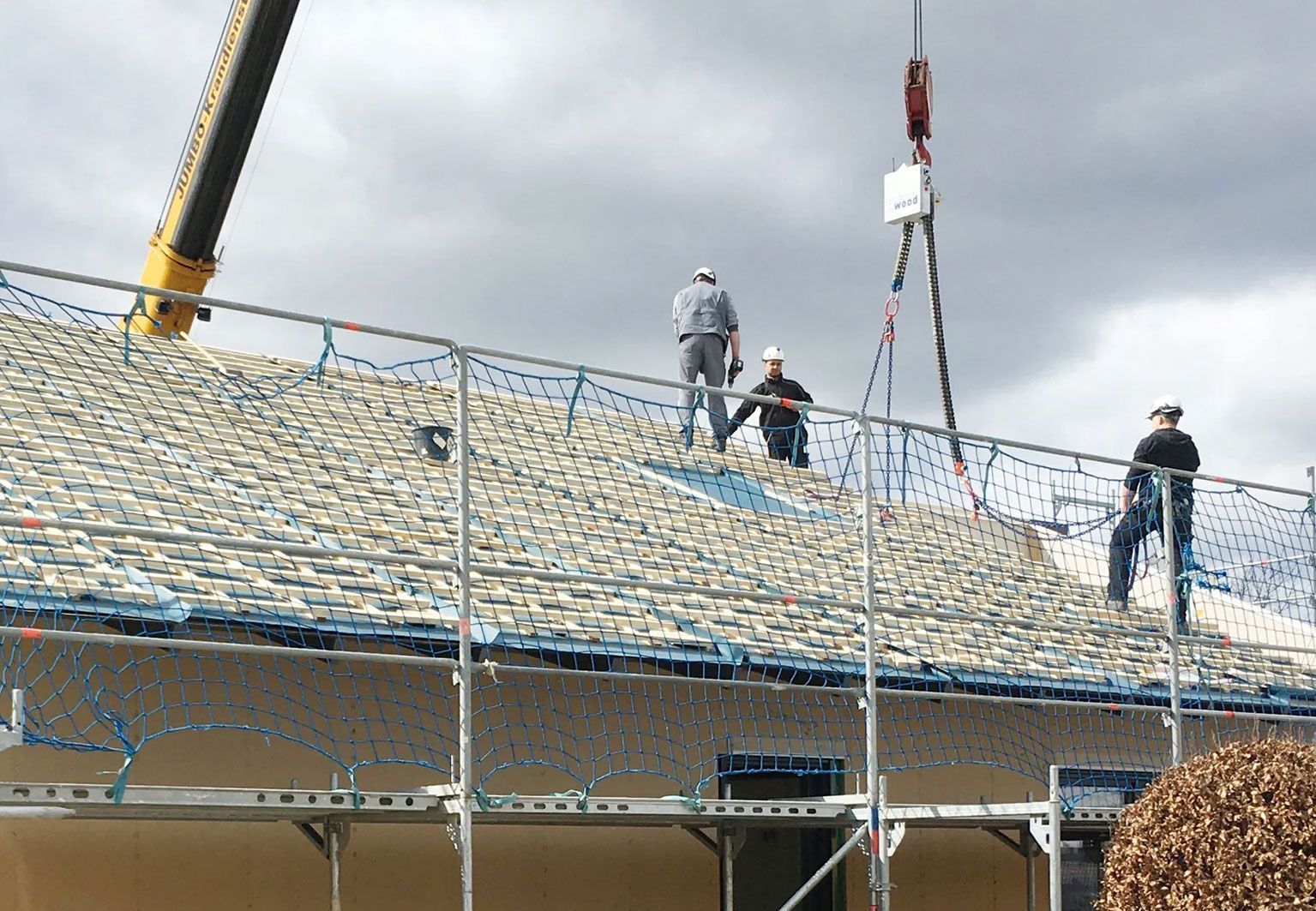 Arbeiter vom Grübbel Dachdecker-Team sind auf einem Dach