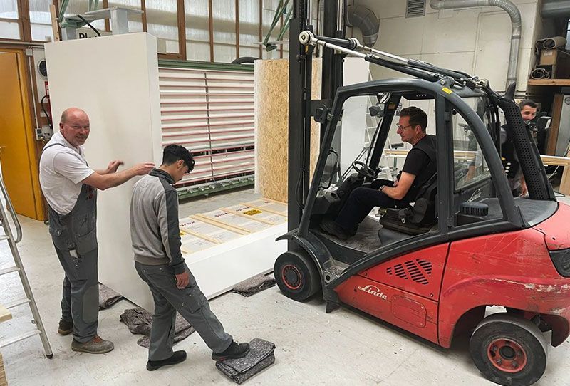 Arbeiter von Grübbel bei der Arbeit mit einem Gabelstapler