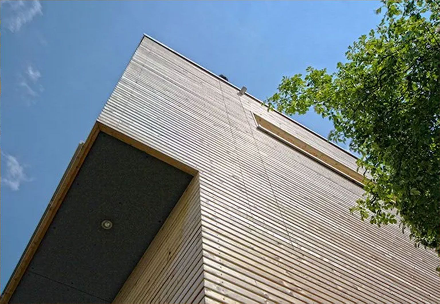 Eine gebaute Holzfassade an einem Haus von Grübbel