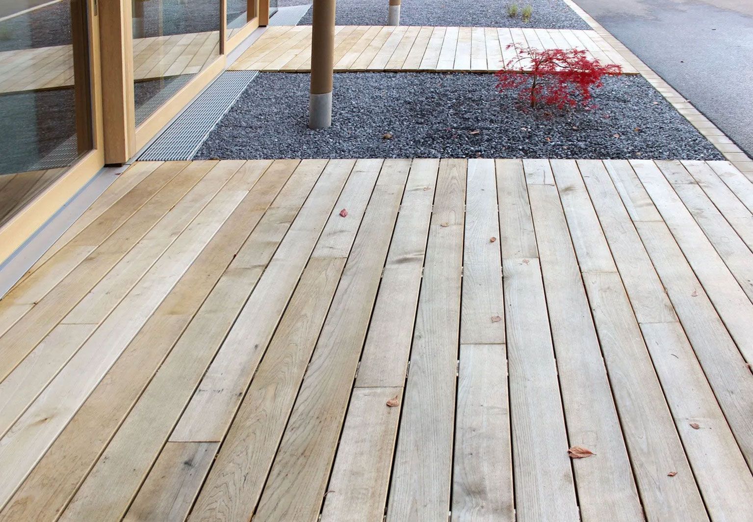 Eine Holzterrasse mit Steinbeet