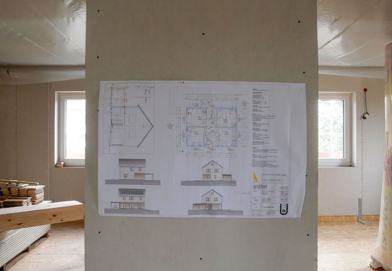 Ein Bauplan auf einer Baustelle