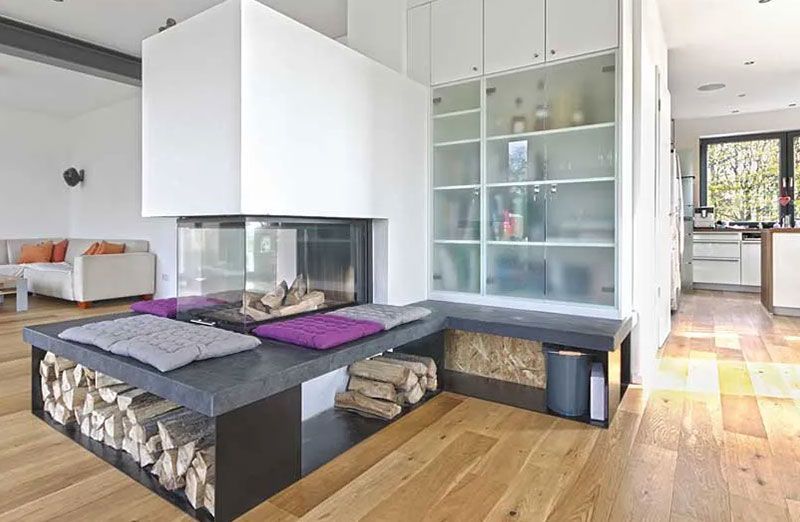 Innenausbau aus einem Wohnzimmer mit einem Kamin