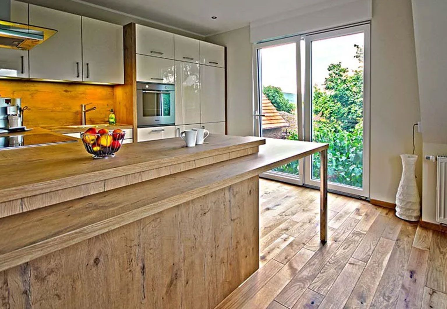 Ein Wohnzimmer mit Holztisch zur Zubereitung