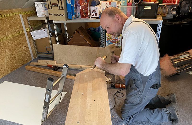 Ein Grübbel-Arbeiter bei der Holzarbeit