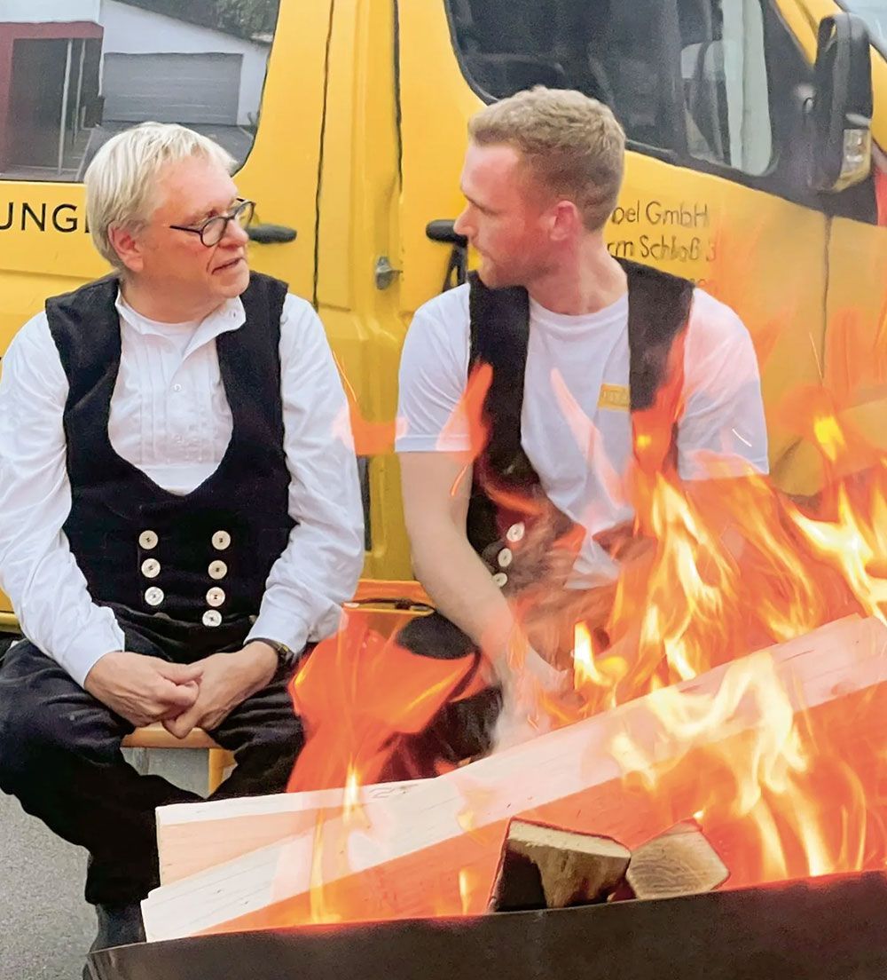 Zwei Arbeiter von Grübbel vor einem Feuer aus einer Tonne