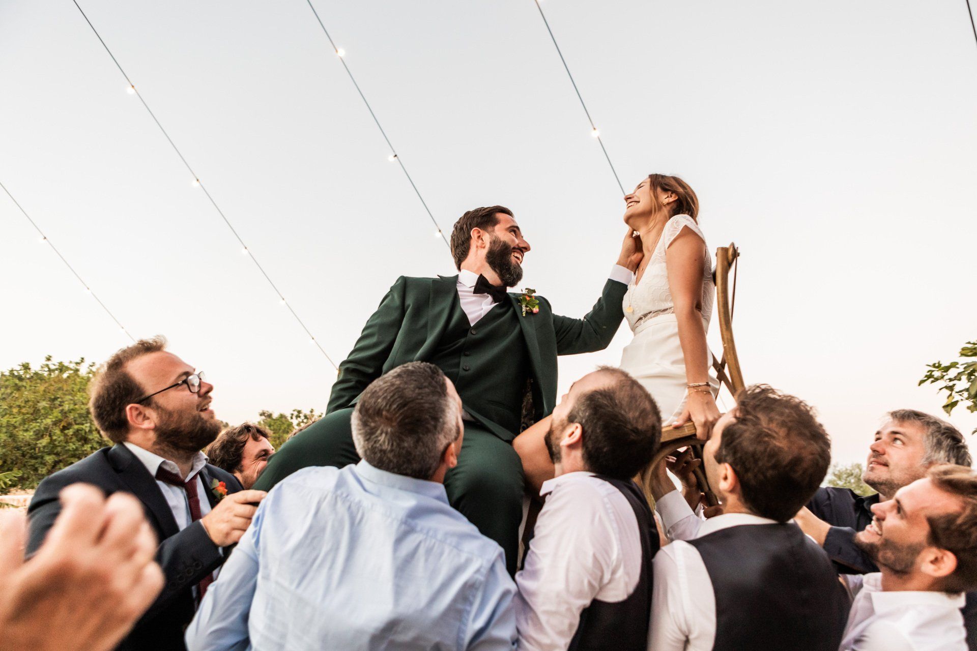 Boda en Villa Valens, pareja recién casada con sus amigos