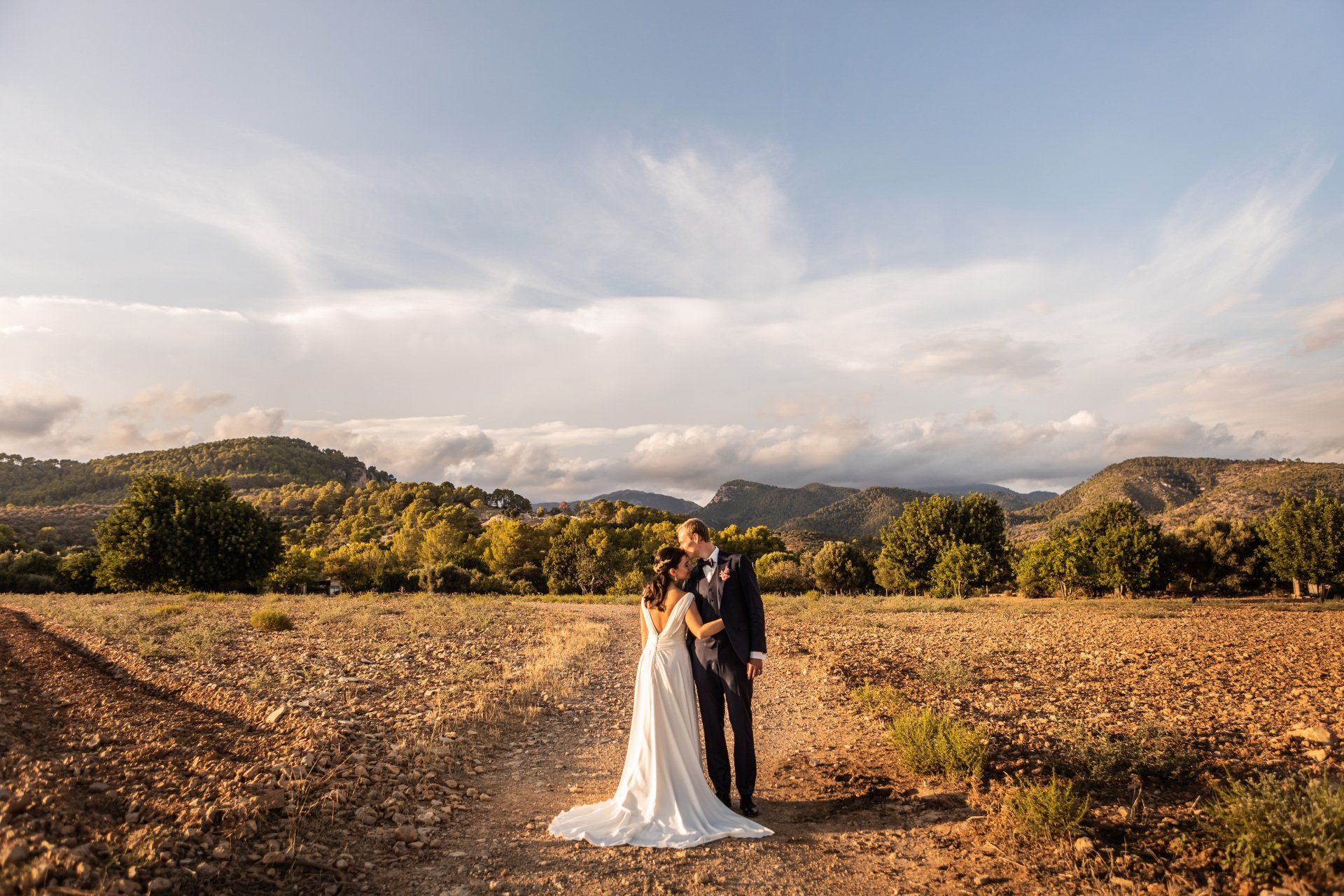 Pareja besándose el día de su boda en Finca Morneta (Mallorca)