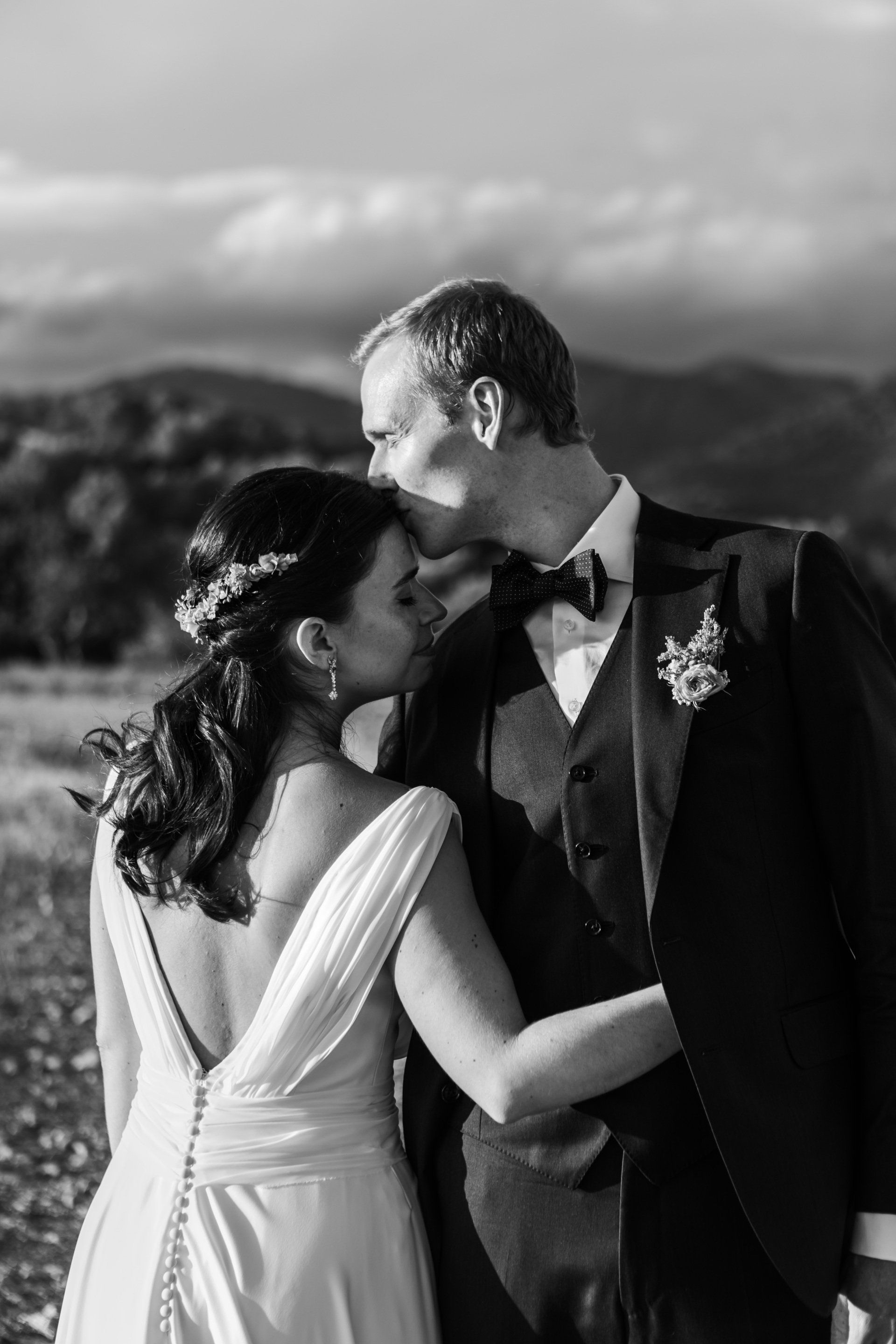 Pareja besándose el día de su boda en Finca Morneta (Mallorca)