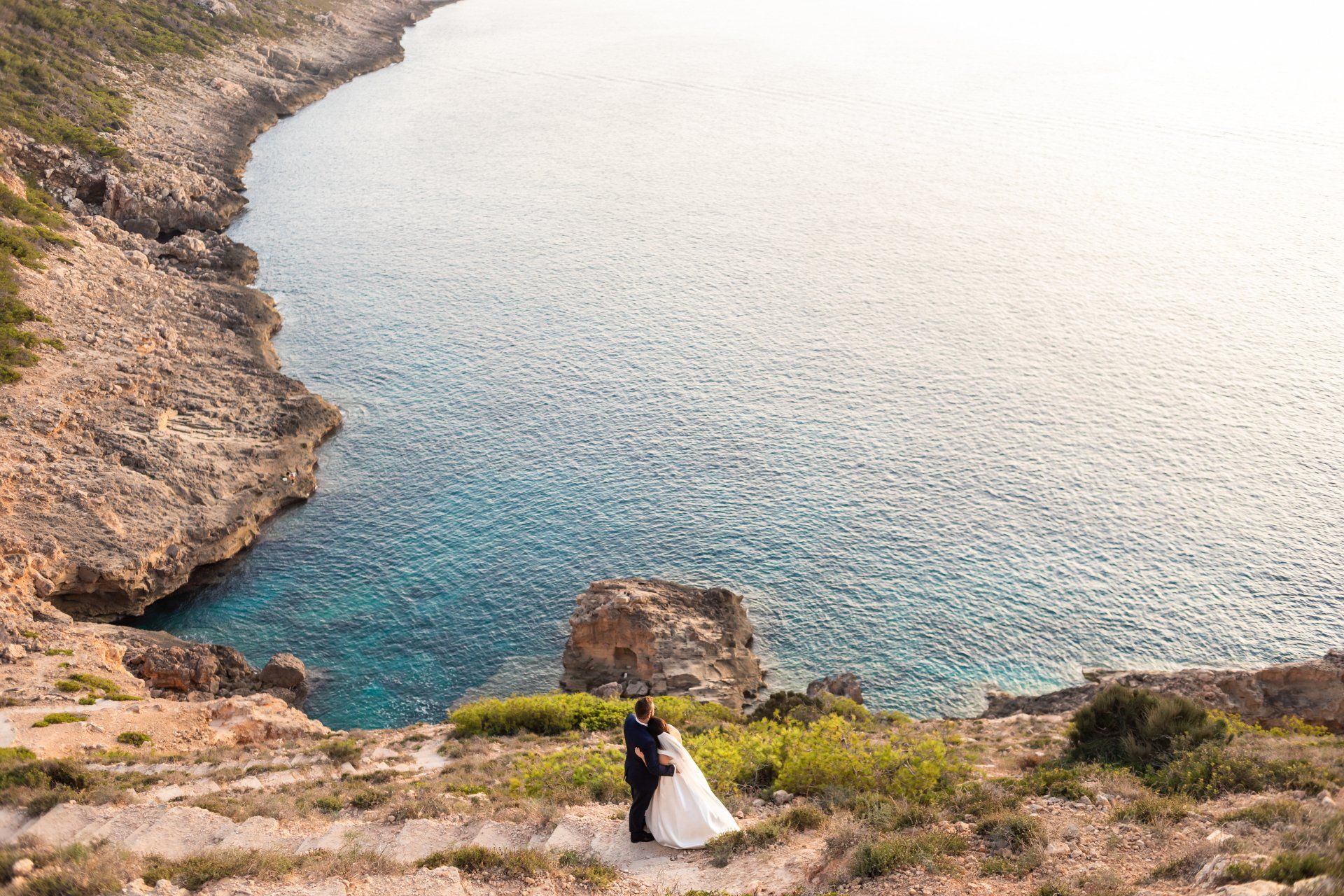 Recién casados mirando hacia el mar - Fotógrafo Bodas Mallorca