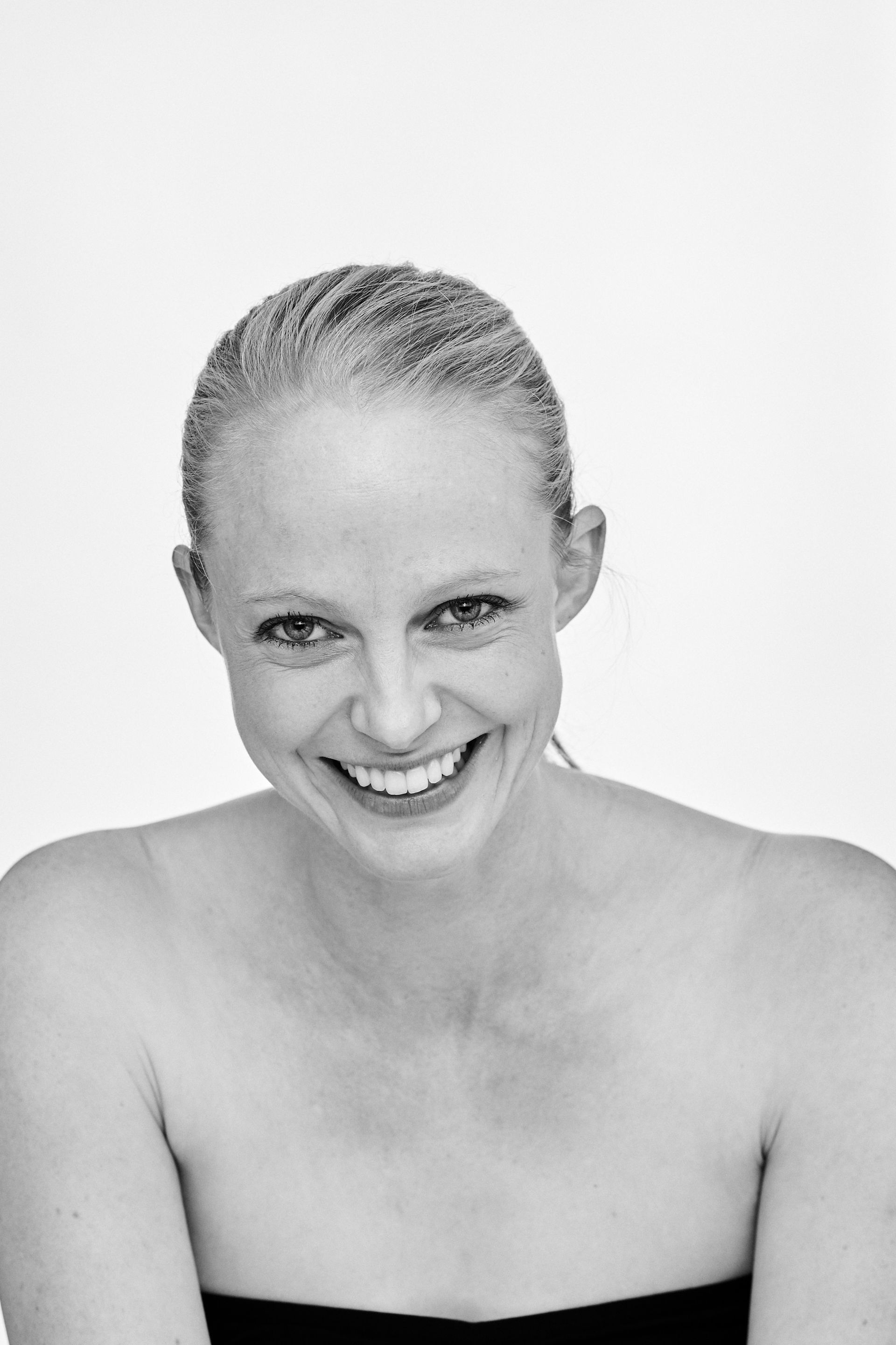 Headshot Schauspielerin Alena Polzer, natürliches Licht, Studioaufnahme