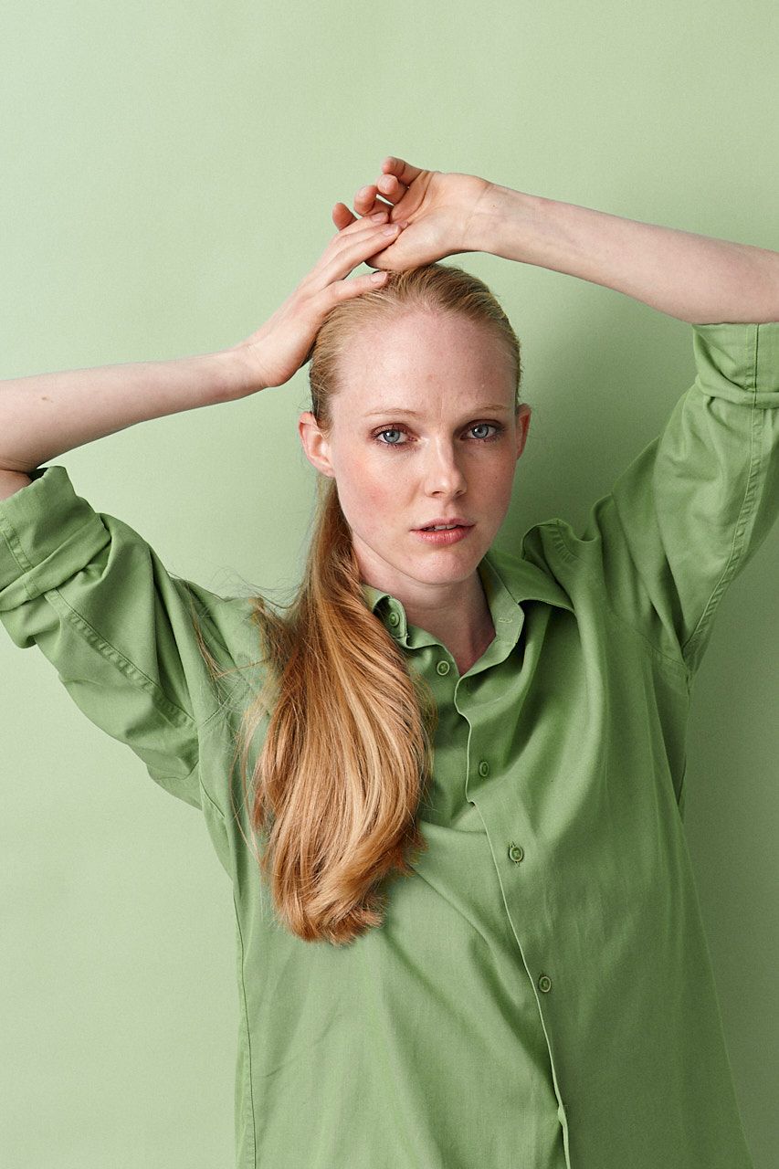 Headshot Schauspielerin Alena Polzer, natürliches Licht, Studioaufnahme