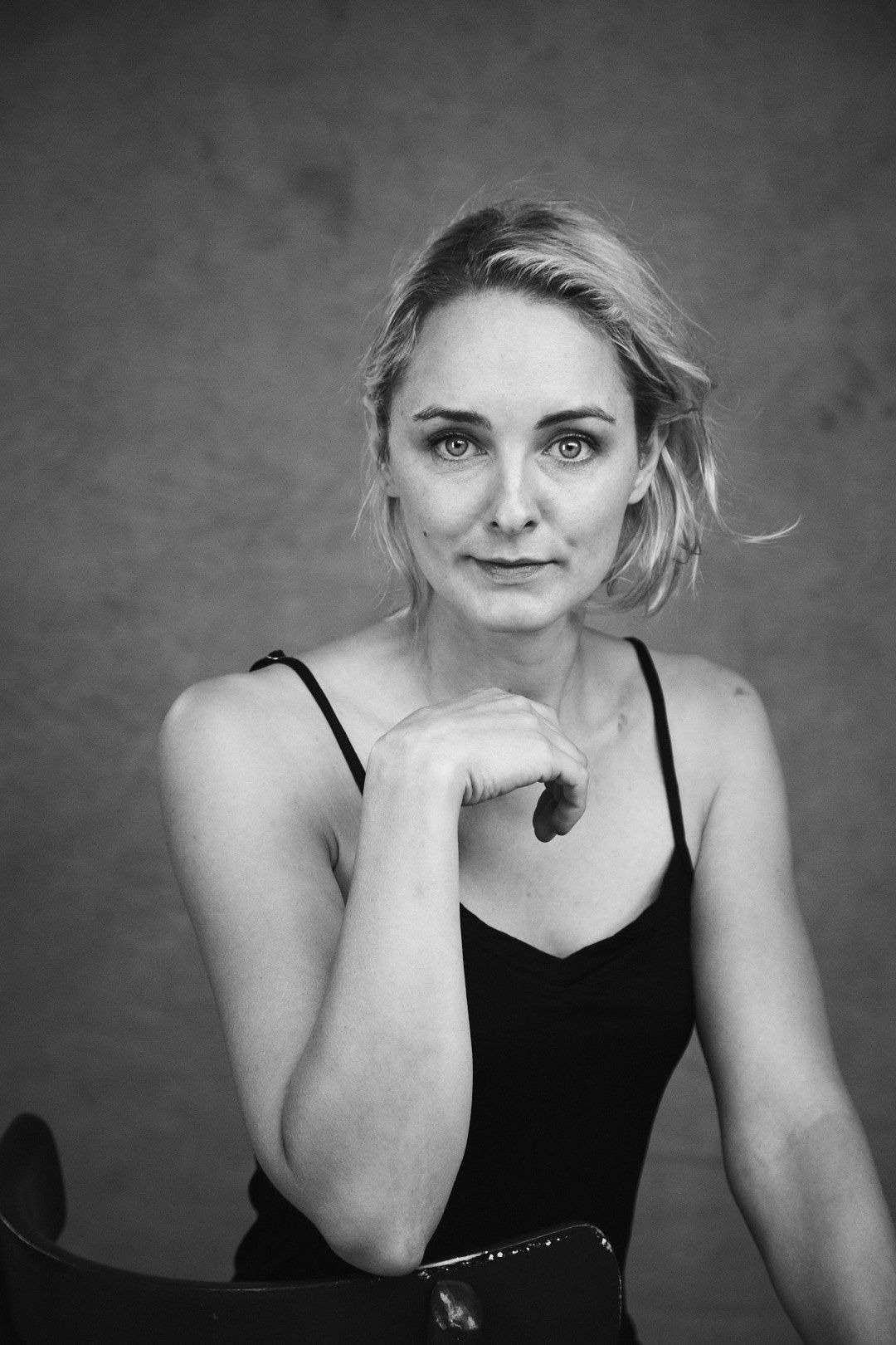 Headshot Schauspielerin Anne-Catrin Wahls, schwarzweiss, Studioaufnahme