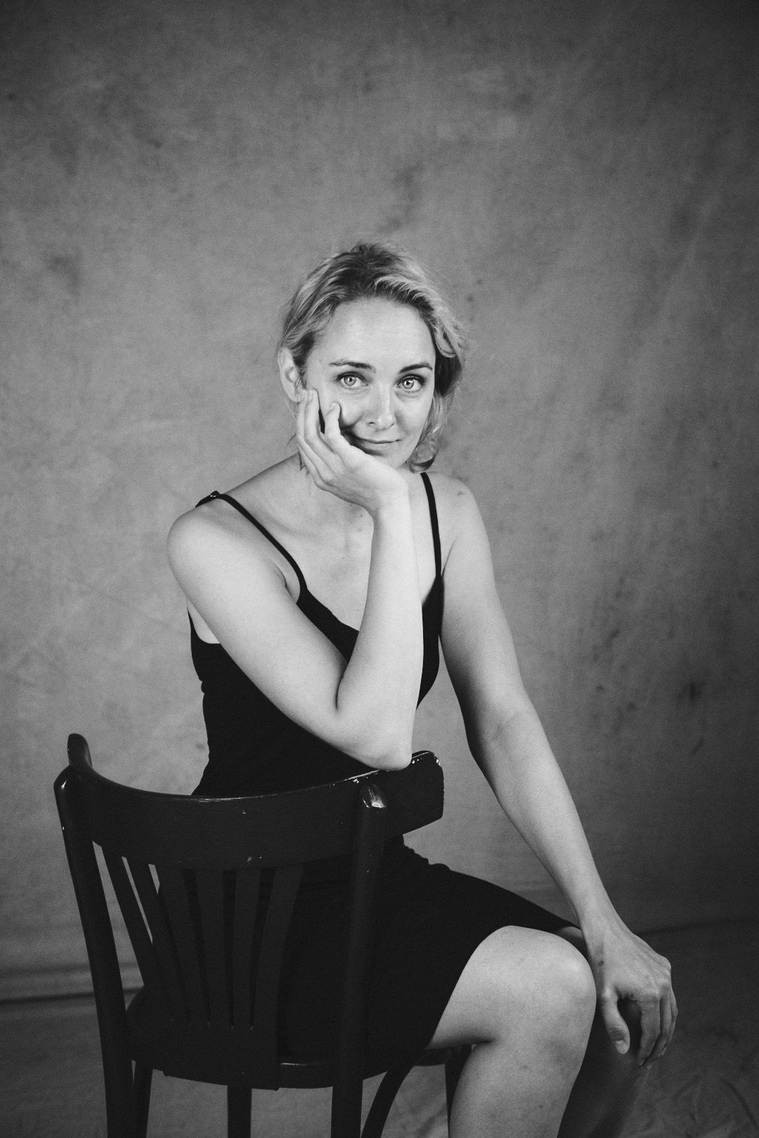 Headshot Schauspielerin Anne-Catrin Wahls, schwarzweiss, Studioaufnahme