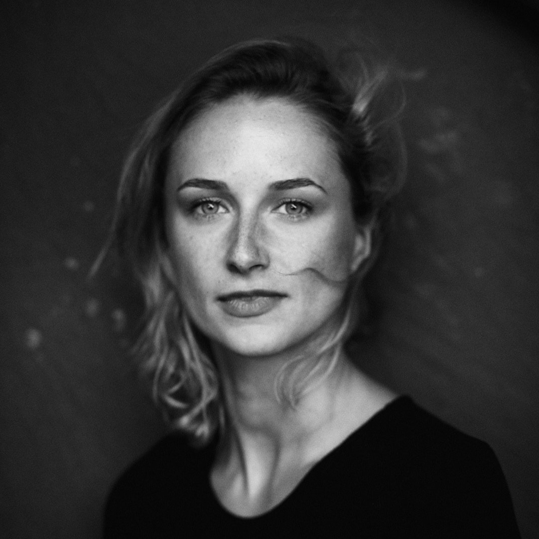 Headshot Schauspielerin Pia Barucki, schwarzweiss, Studioaufnahme