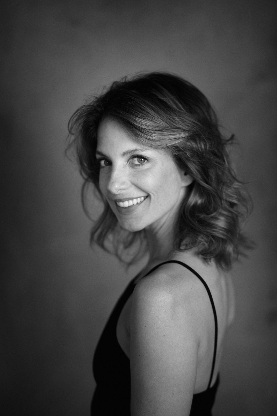 Headshot Schauspielerin Romina Langenhan, natürliches Licht, Studioaufnahme