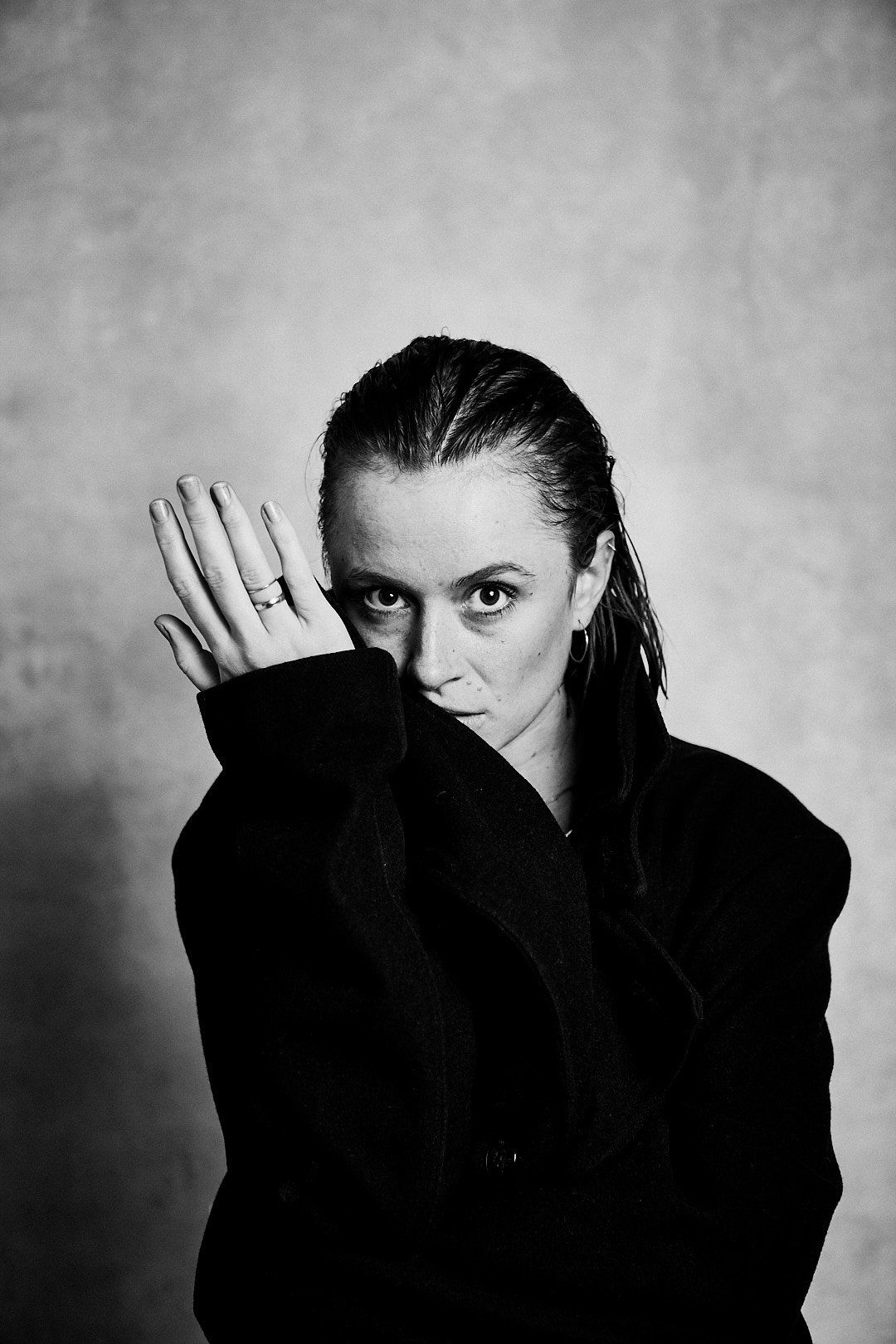 Headshot Schauspielerin Lilly Menke, schwarzweiss, Studioaufnahme