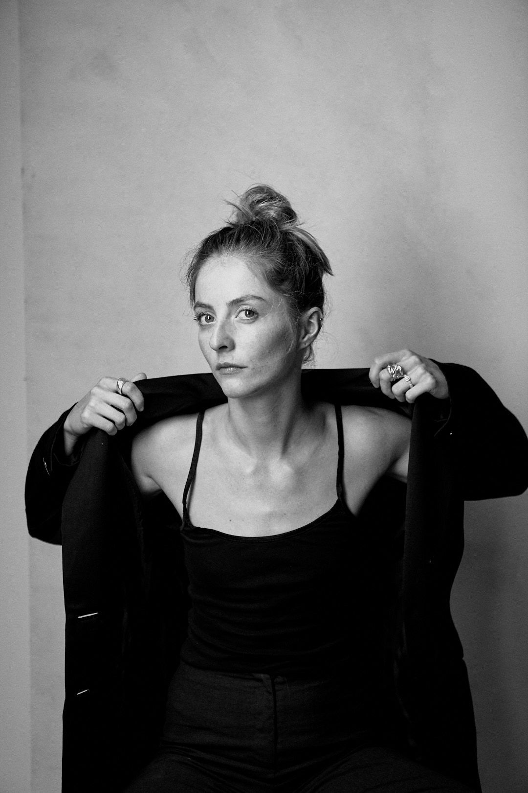 Headshot Schauspielerin Paula Kroh, schwarzweiss, Studioaufnahme