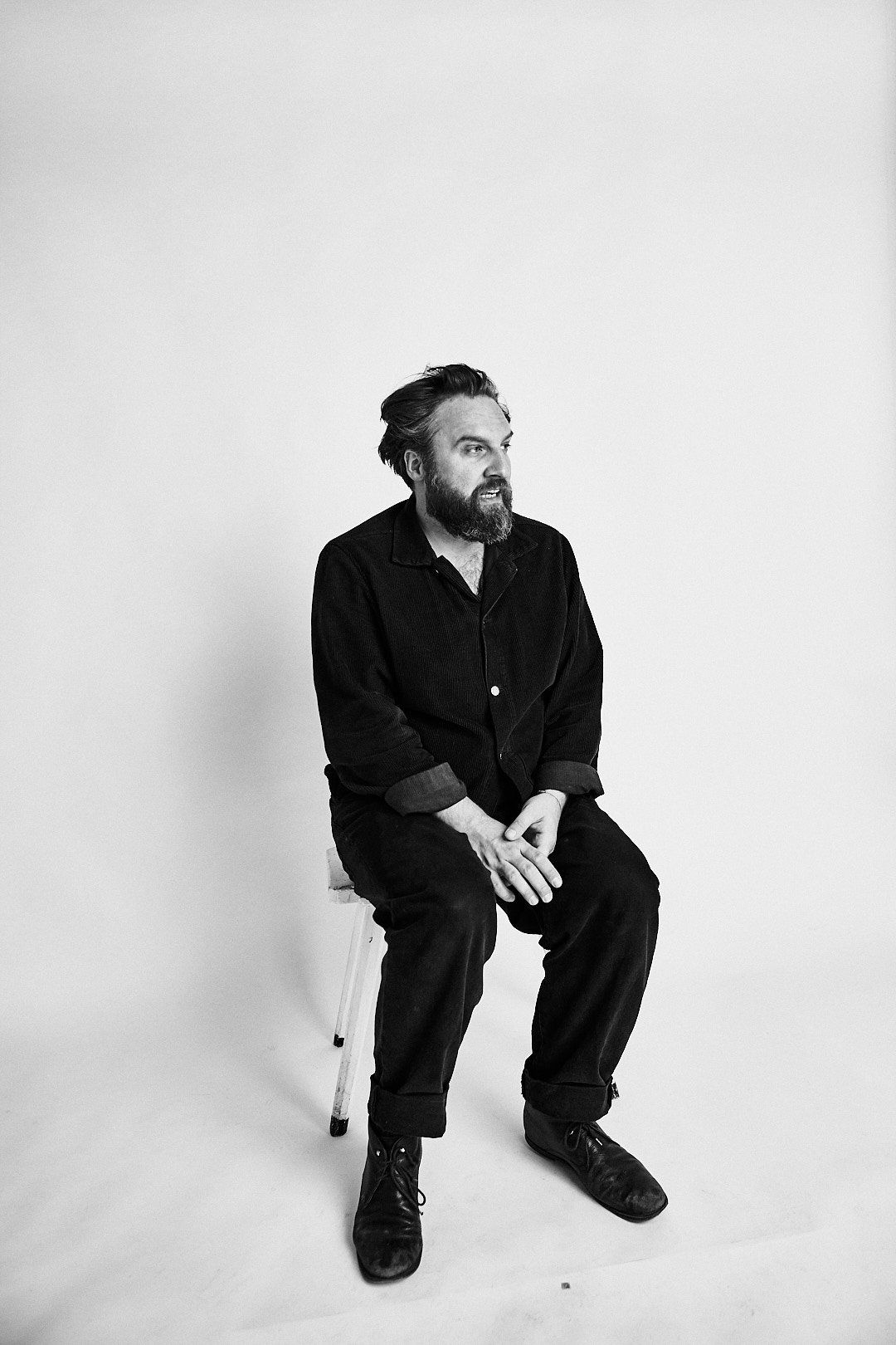 Headshot Schauspieler Johannes Kühn, natürliches Licht, Studioaufnahme