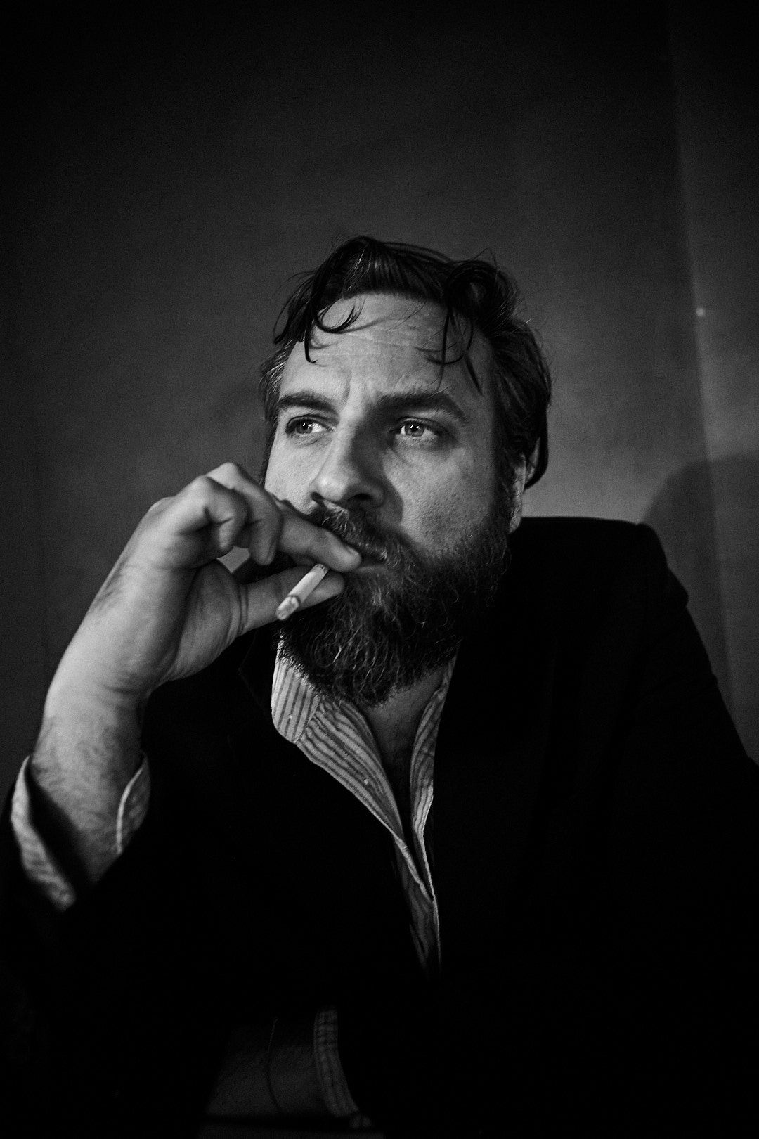 Headshot Schauspieler Johannes Kühn, natürliches Licht, Studioaufnahme