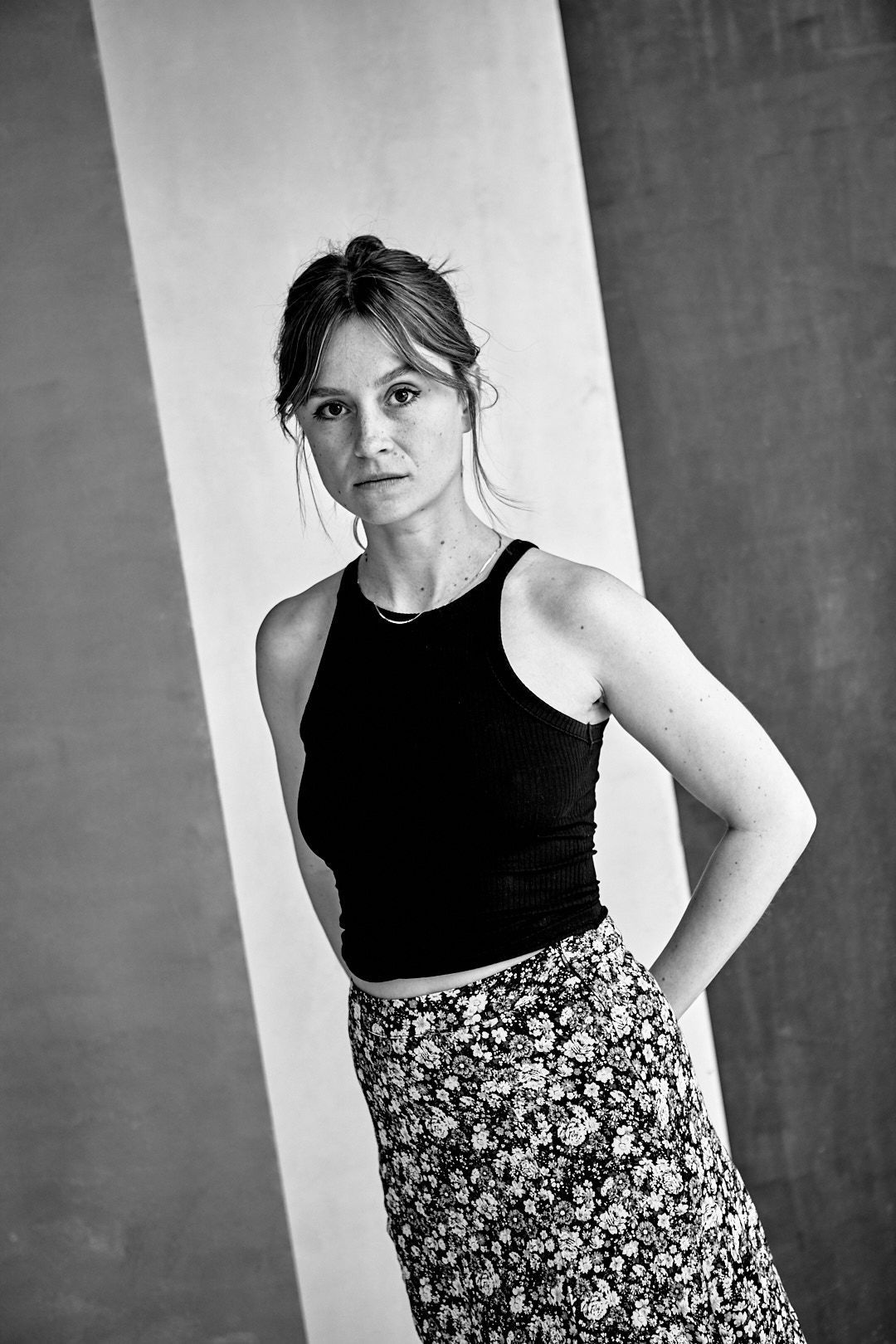 Headshot Schauspielerin Lilly Menke, schwarzweiss, Studioaufnahme