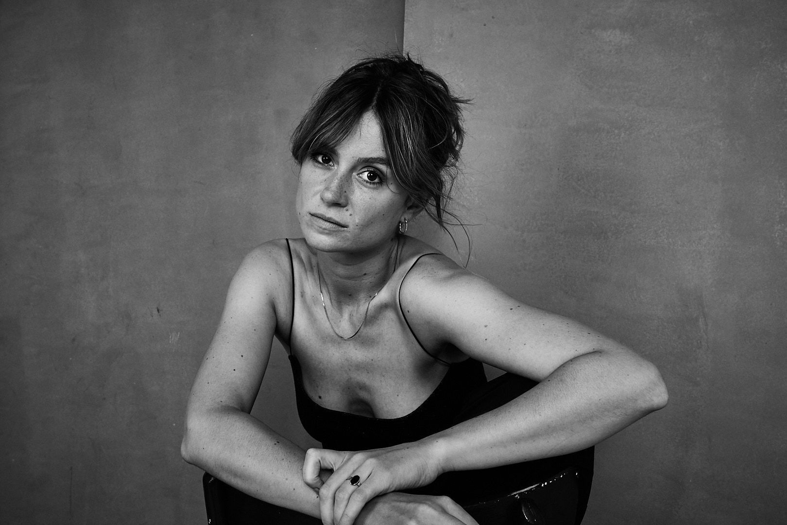 Headshot Schauspielerin Lilly Menke, schwarzweiss, Studioaufnahme