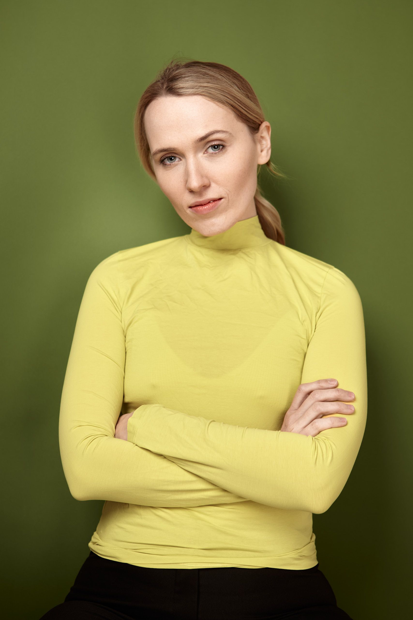 Headshot Schauspielerin Theresa Merz, natürliches Licht, Studioaufnahme