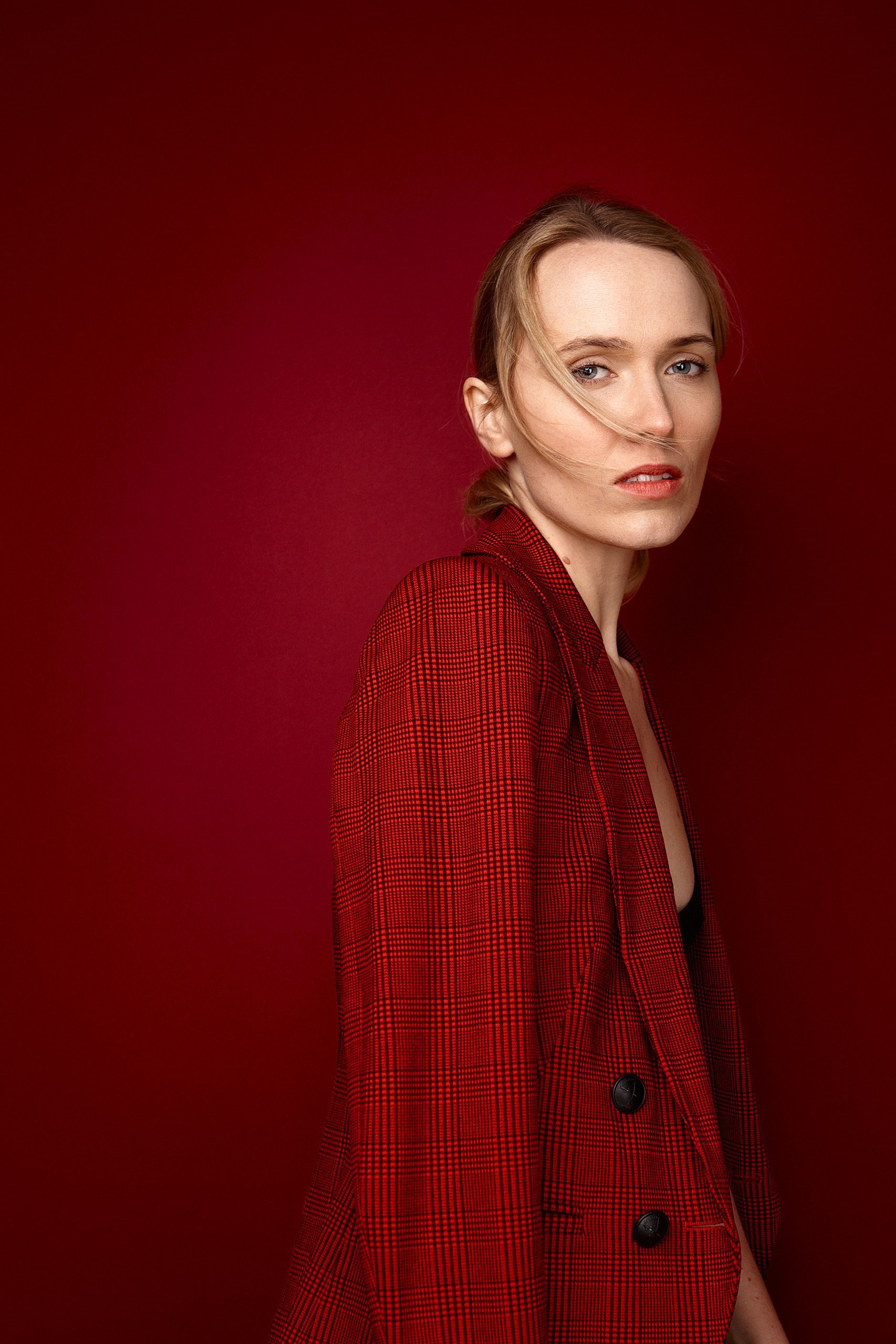 Headshot Schauspielerin Theresa Merz, natürliches Licht, Studioaufnahme