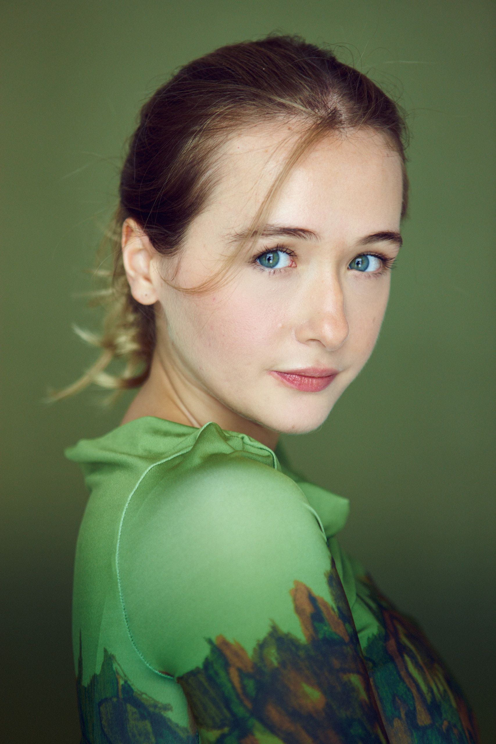 Headshot Schauspielerin Brikena Ray, natürliches Licht, Studioaufnahme