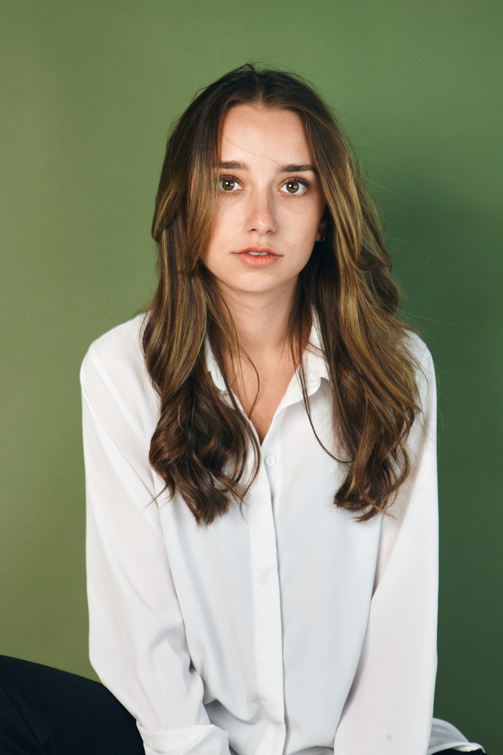 Headshot Schauspielerin Magdalena Herzberg, natürliches Licht, Studioaufnahme