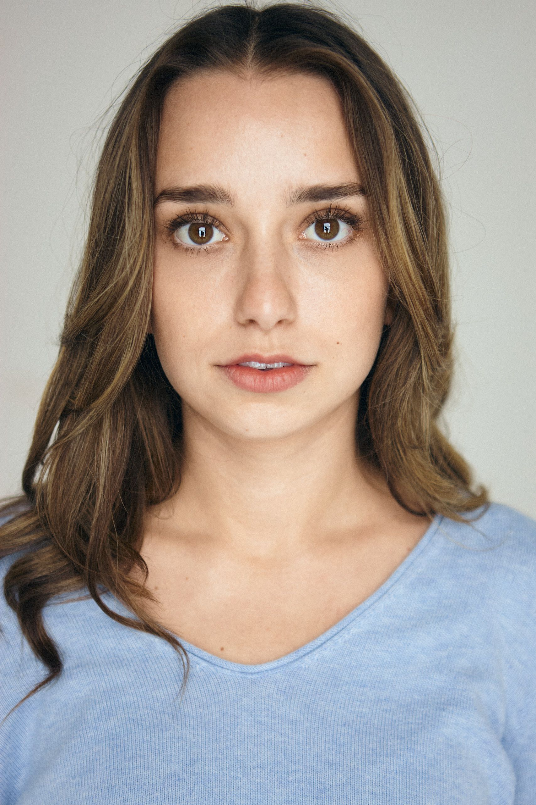 Headshot Schauspielerin Magdalena Herzberg, natürliches Licht, Studioaufnahme