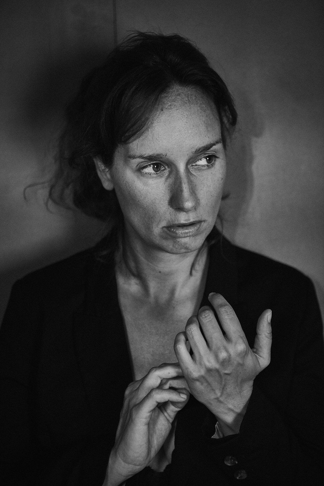 Headshot Schauspielerin Sarah-Isabella Behrens, natürliches Licht, Studioaufnahme