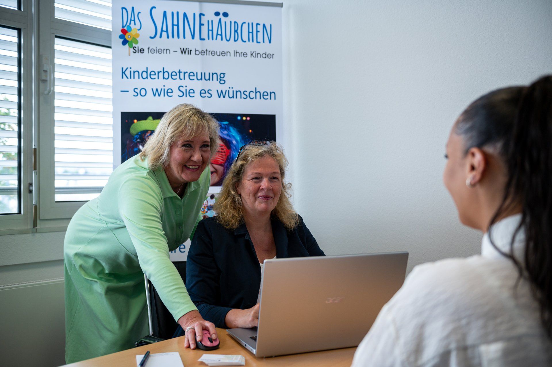 Die Mitgliedschaft im Deutschen Franchiseverband gibt unseren Franchisenehmerin rechtliche Sicherheit. Drei Frauen in einer Beratungssituation.