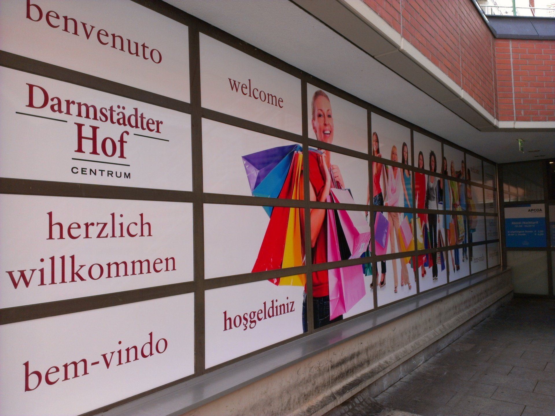 Die Fensterfolierung und das Bekleben von Glas mit verschiedensten Hochleistungsfolien bietet neben dem ansprechenden visuellen Erscheinungsbild natürlich auch für Werbezwecke immer einen Platz. Die Fensterfolierung und das Bekleben von Glas mit verschiedensten Hochleistungsfolien bietet neben dem ansprechenden visuellen Erscheinungsbild natürlich auch für Werbezwecke immer einen Platz.