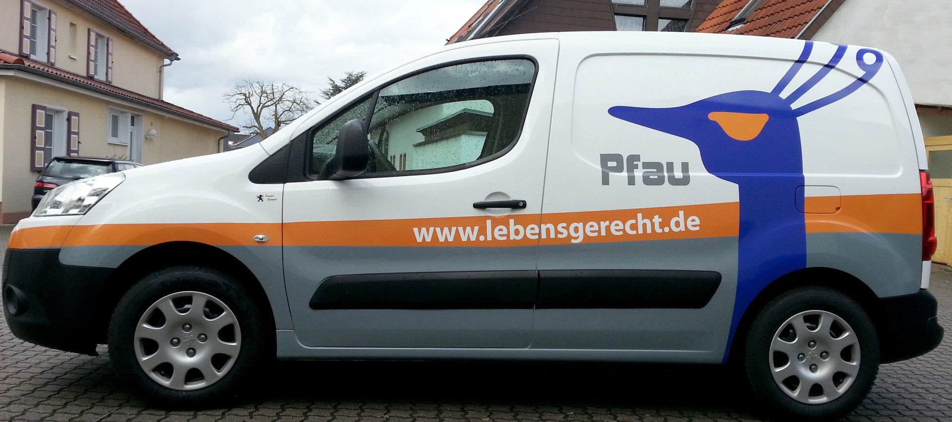 Die von uns verwendeten Digitaldruckfolien werden immer mit einem UV-Schutzlaminat kaschiert, um die Folie zusätzlich vor dem zu schnellen ausbleichen zu schützen. Die Folien für die Fahrzeugbeschriftung werden ständig weiterentwickelt und wir sind, durch unseren direkten Kontakt zu Herstellern, immer direkt am Ball, um neue Entwicklungen für die Fahrzeugbeschriftung schnell an unsere Kunden weiterzugeben. Die von uns verwendeten Digitaldruckfolien werden immer mit einem UV-Schutzlaminat kaschiert, um die Folie zusätzlich vor dem zu schnellen ausbleichen zu schützen. Die Folien für die Fahrzeugbeschriftung werden ständig weiterentwickelt und wir sind, durch unseren direkten Kontakt zu Herstellern, immer direkt am Ball, um neue Entwicklungen für die Fahrzeugbeschriftung schnell an unsere Kunden weiterzugeben.