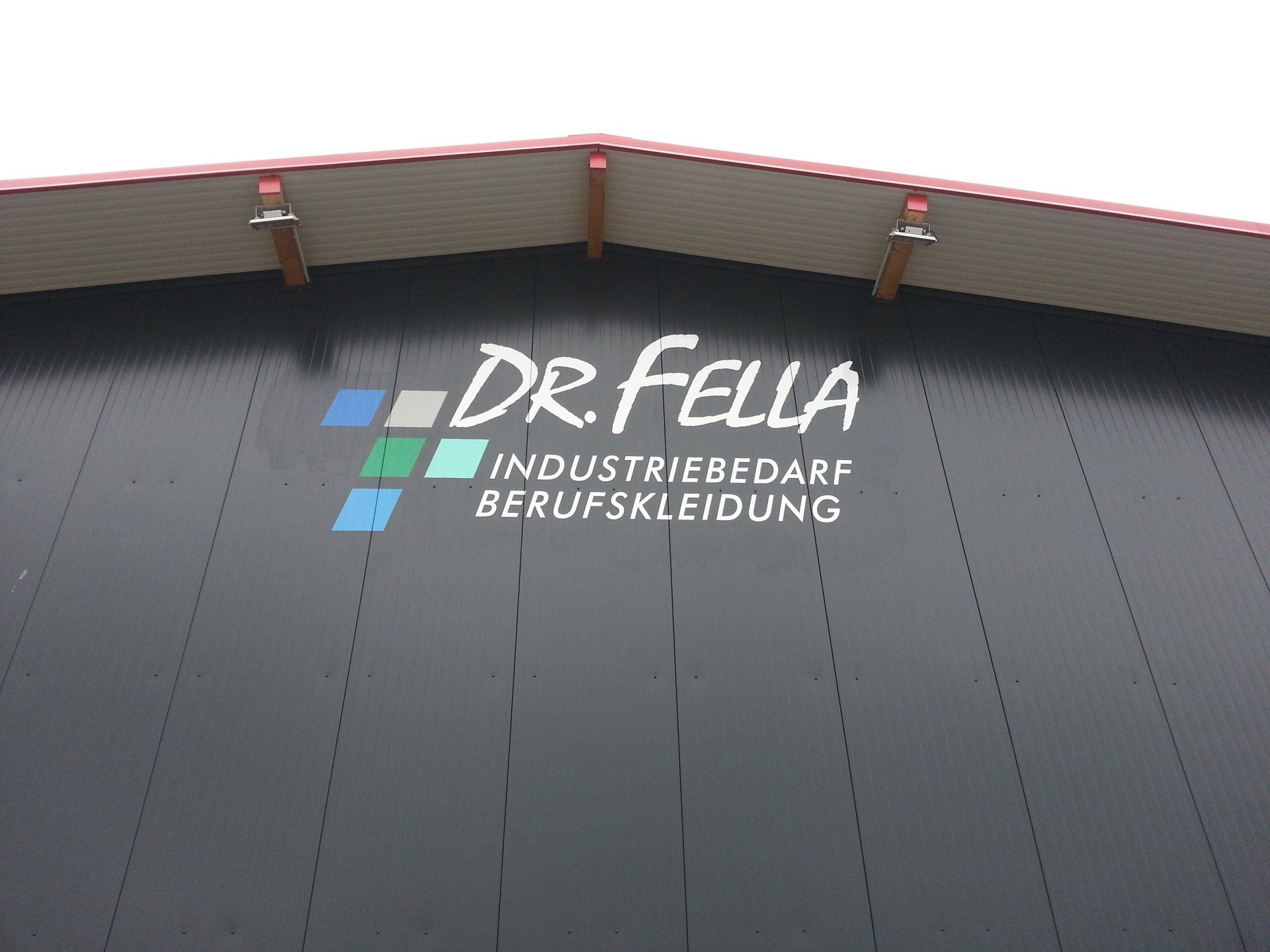 Werbung im Außenbereich, unabhängig des Werbemittels werden als Außenwerbung bezeichnet. Dies können also sowohl Beschriftungen am Schaufenster, Schilder, Fahnen, Transparente oder großformatige Werbebanner sein. Aber auch Autobeschriftungen, Wegweiser, Leuchtreklame und Firmenschilder zählen zum Bereich der Außenwerbung. Werbung im Außenbereich, unabhängig des Werbemittels werden als Außenwerbung bezeichnet. Dies können also sowohl Beschriftungen am Schaufenster, Schilder, Fahnen, Transparente oder großformatige Werbebanner sein. Aber auch Autobeschriftungen, Wegweiser, Leuchtreklame und Firmenschilder zählen zum Bereich der Außenwerbung.