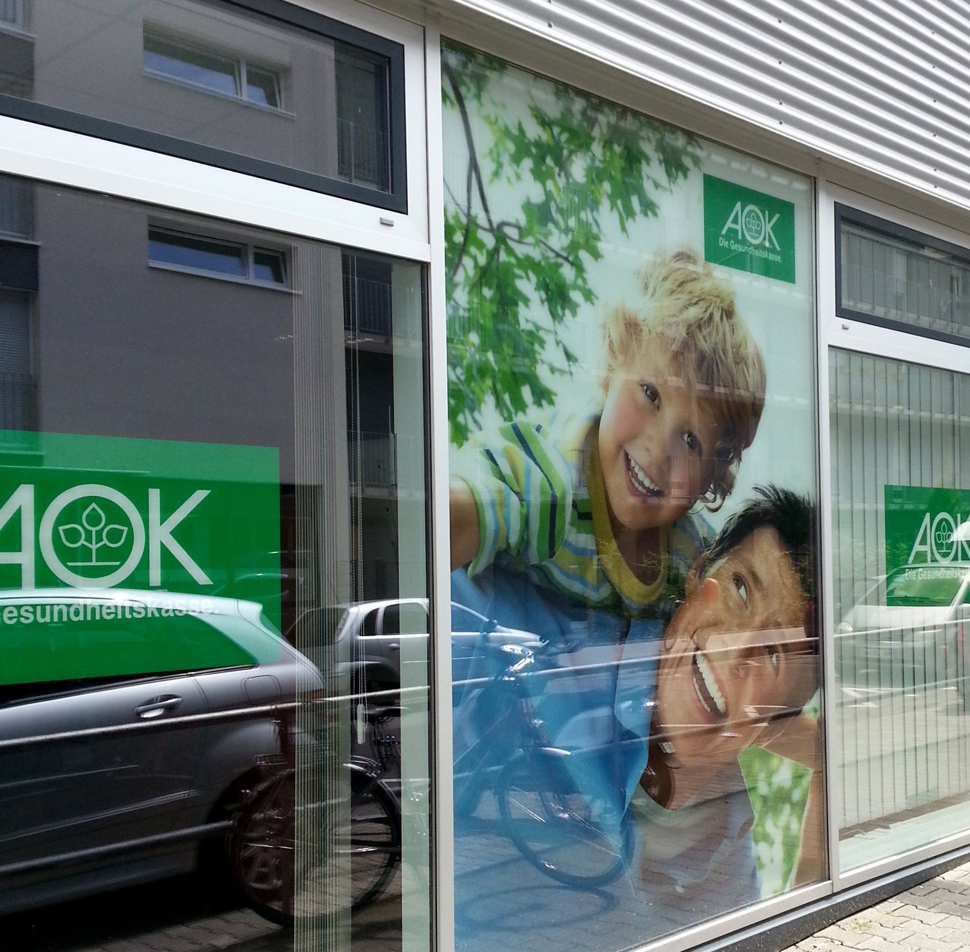 Fensterbeschriftung mit Klebefolie Fensterbeschriftung mit Klebefolie