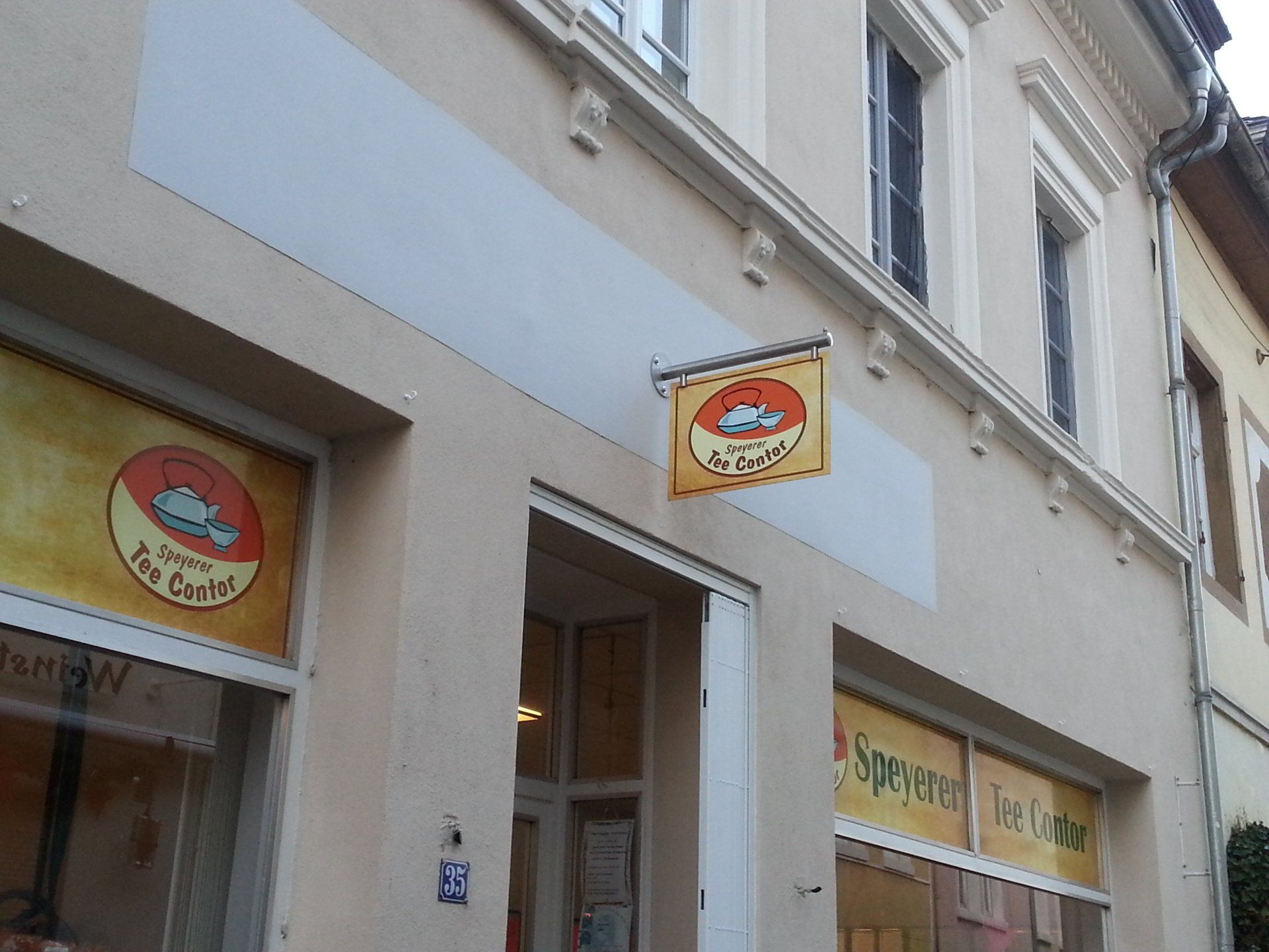 Nicht nur Werbeschilder und Banner, auch die Beschriftung von Fahrzeugen findet als Außenbeschriftung ihren Anwendungsbereich. Klassisch werden auch mittels Schablonen Farben und Schriftzüge an Außenbereichen wie etwa Hauswänden und Schaufenstern angebracht. Nicht nur Werbeschilder und Banner, auch die Beschriftung von Fahrzeugen findet als Außenbeschriftung ihren Anwendungsbereich. Klassisch werden auch mittels Schablonen Farben und Schriftzüge an Außenbereichen wie etwa Hauswänden und Schaufenstern angebracht.
