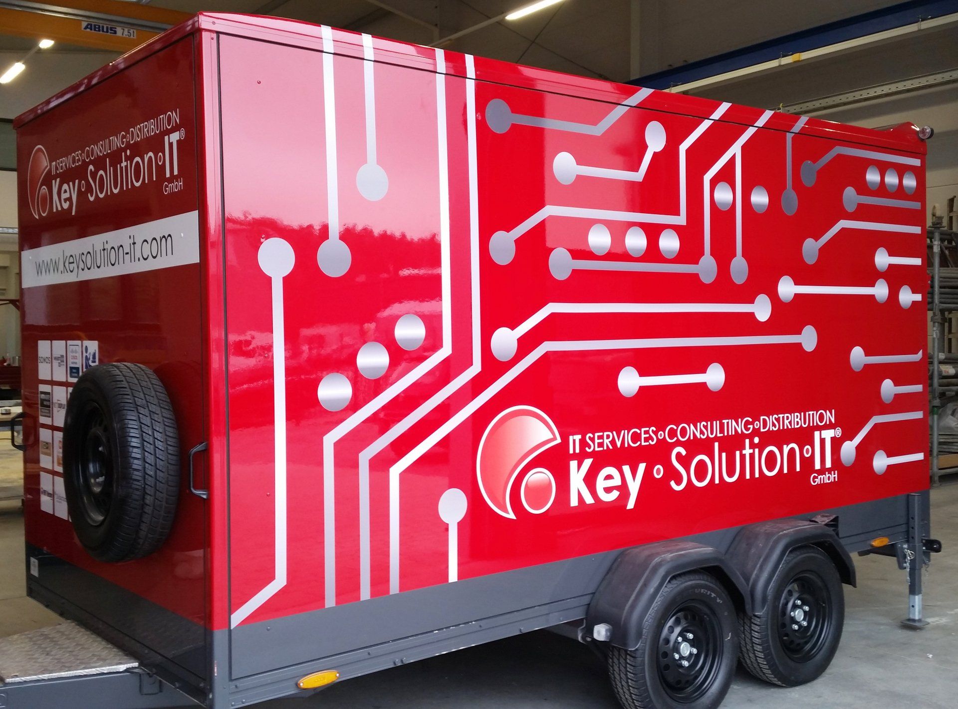 Unter Anhängerbeschriftung versteht man das Ausstatten eines Fahrzeuganhängers mit Außenwerbung, Bildern oder Informationen. Diese Form der Werbung zählt zu dem Bereich Autowerbung. Unter Anhängerbeschriftung versteht man das Ausstatten eines Fahrzeuganhängers mit Außenwerbung, Bildern oder Informationen. Diese Form der Werbung zählt zu dem Bereich Autowerbung.