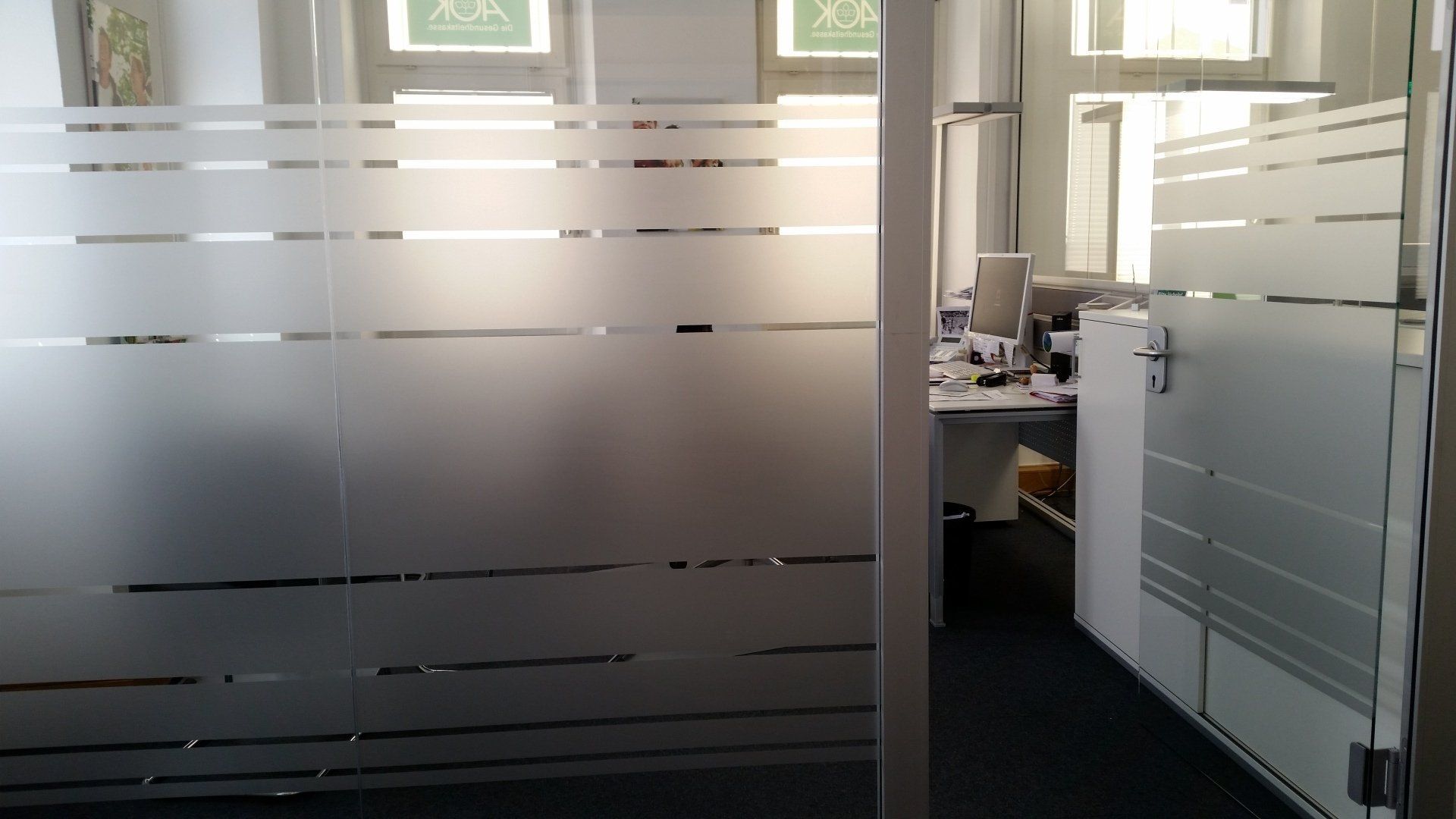 Besonders beliebt ist die Fensterfolierung mit Milchglasdekorfolie im Etchglas/ Sandstrahl Look. Mit dieser Form der Beschriftung können Sie aus Fenstern, Glastüren oder Trennwenden wahre Kunstwerke machen, oder aber diese mit entsprechender Gestaltung ganz bewußt in die Raum- und Innenarchitektur eines Gebäudes einbeziehen. Besonders beliebt ist die Fensterfolierung mit Milchglasdekorfolie im Etchglas/ Sandstrahl Look. Mit dieser Form der Beschriftung können Sie aus Fenstern, Glastüren oder Trennwenden wahre Kunstwerke machen, oder aber diese mit entsprechender Gestaltung ganz bewußt in die Raum- und Innenarchitektur eines Gebäudes einbeziehen.