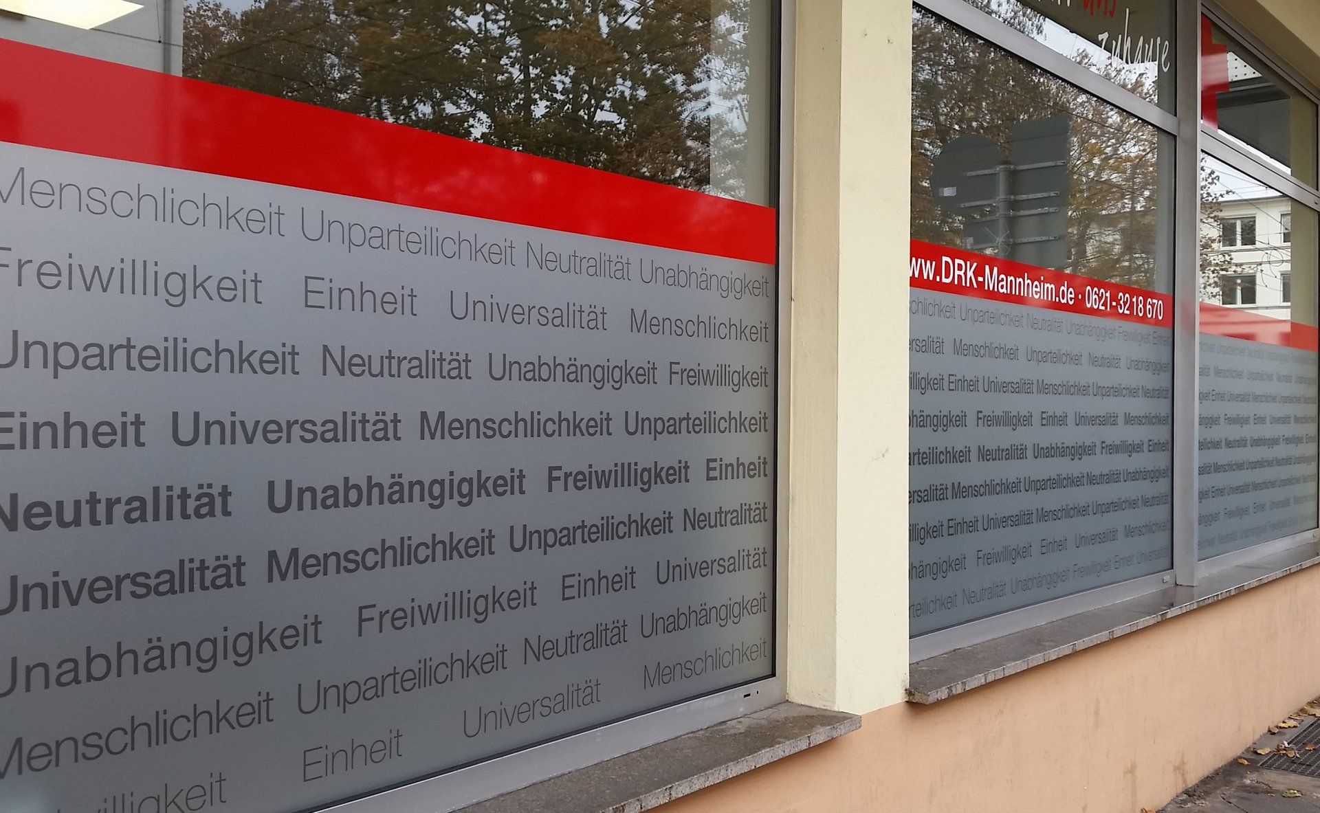 Wir setzen Folienbeschriftungen dekorativ, genauso wie informativ ein; sie wollen z.B. ihr Auto mit ein paar Schmuckelementen aufwerten, so ist das genauso realisierbar, wie ihr Firmenlogo auf Ihrem Schaufenster zu platzieren. Wir setzen Folienbeschriftungen dekorativ, genauso wie informativ ein; sie wollen z.B. ihr Auto mit ein paar Schmuckelementen aufwerten, so ist das genauso realisierbar, wie ihr Firmenlogo auf Ihrem Schaufenster zu platzieren.