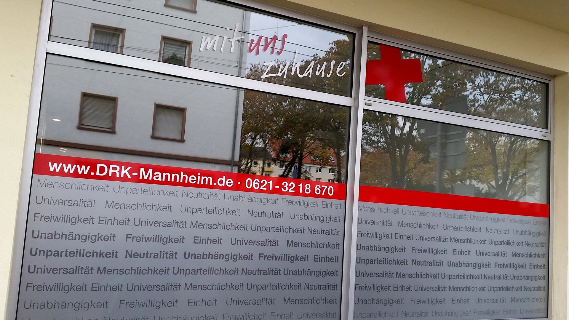 Modernste Technologien, wie Schneidplotter und Digitaldrucker ermöglichen es uns, langlebige Folienschriften und Digitaldrucke für die professionelle Beschriftung von z.B. Schaufenstern, Fahrzeugen, Schildern oder Wänden etc. zu erstellen. Modernste Technologien, wie Schneidplotter und Digitaldrucker ermöglichen es uns, langlebige Folienschriften und Digitaldrucke für die professionelle Beschriftung von z.B. Schaufenstern, Fahrzeugen, Schildern oder Wänden etc. zu erstellen.